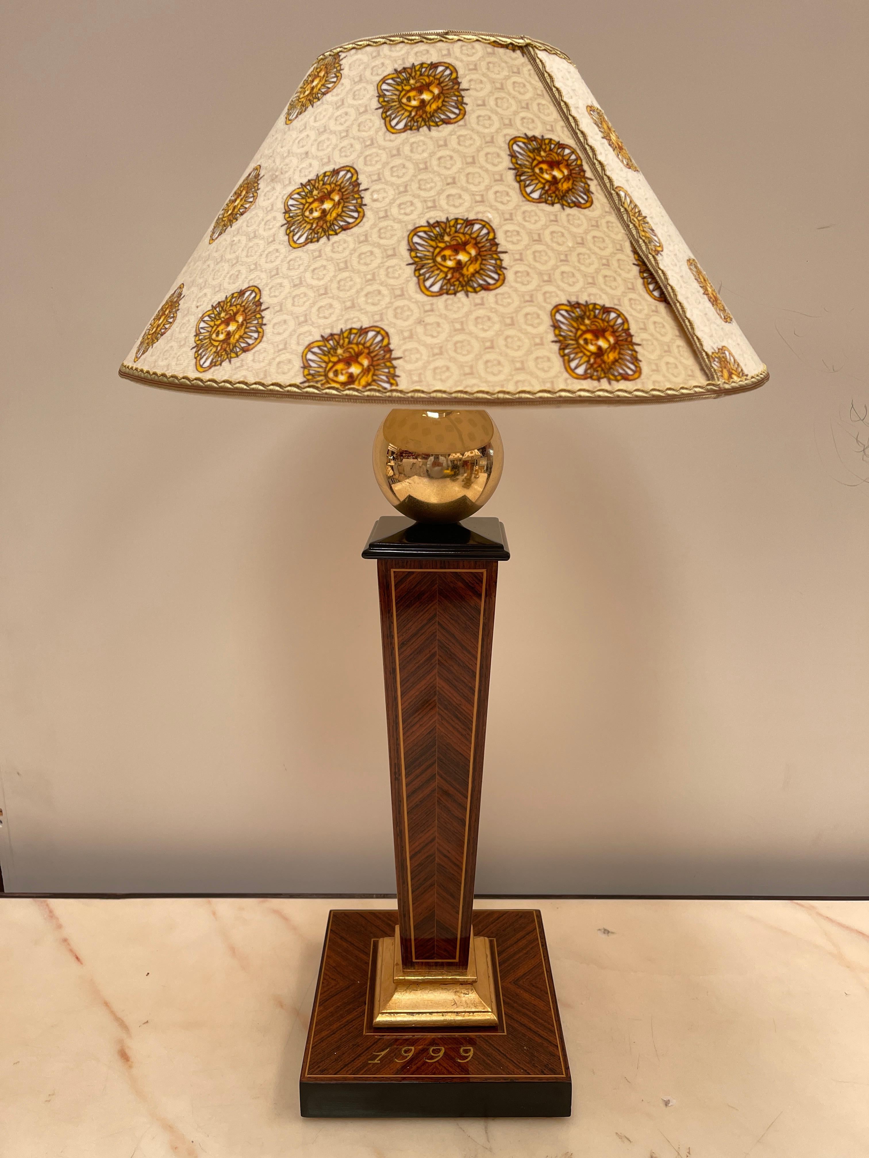 Fatto a mano Elegante Lampade da tavolo versailles in legno con paralume a cupola anni '90 in vendita