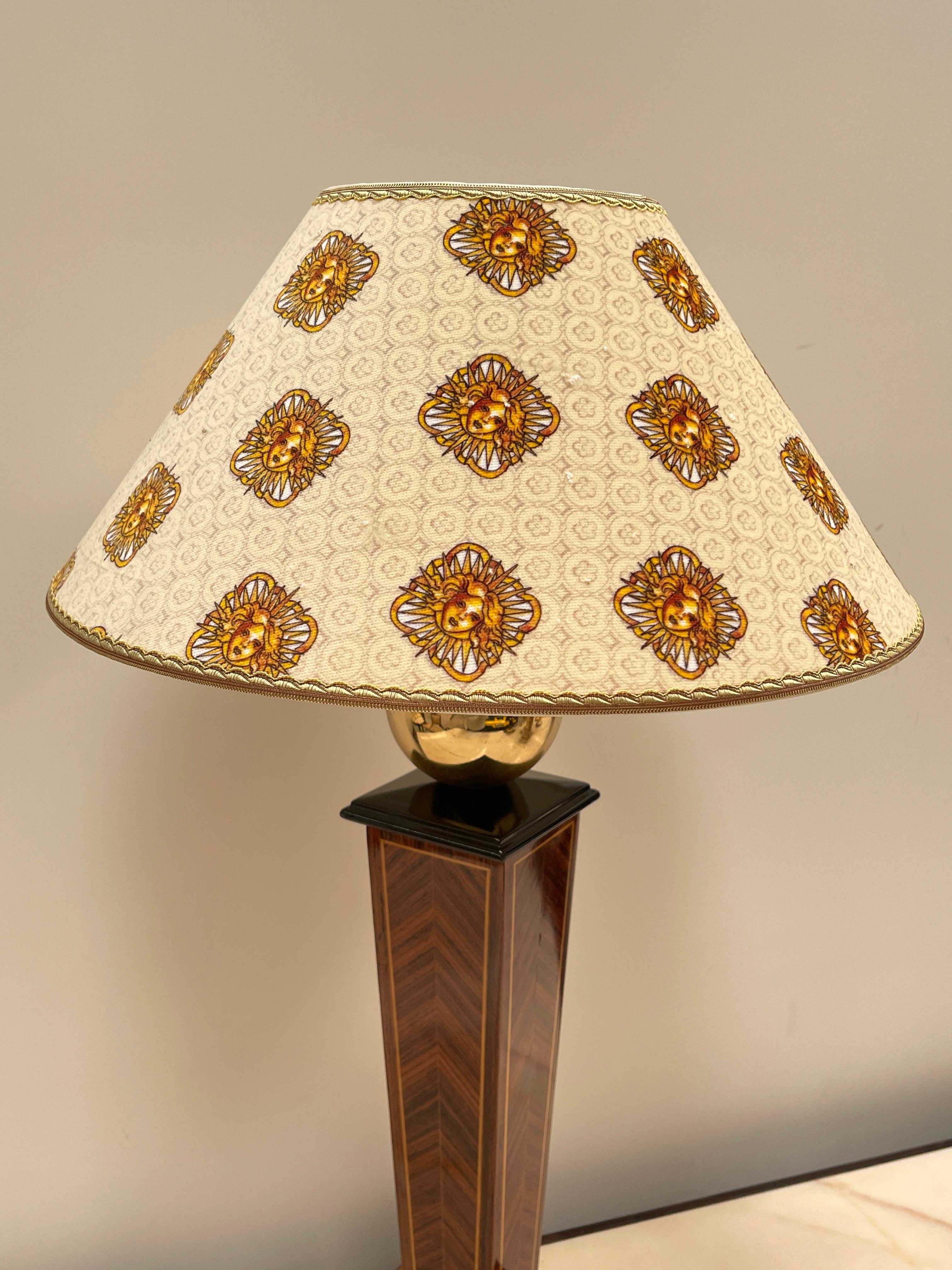 20th Century Elegante Lampade da tavolo versailles in legno con paralume a cupola anni '90 in vendita