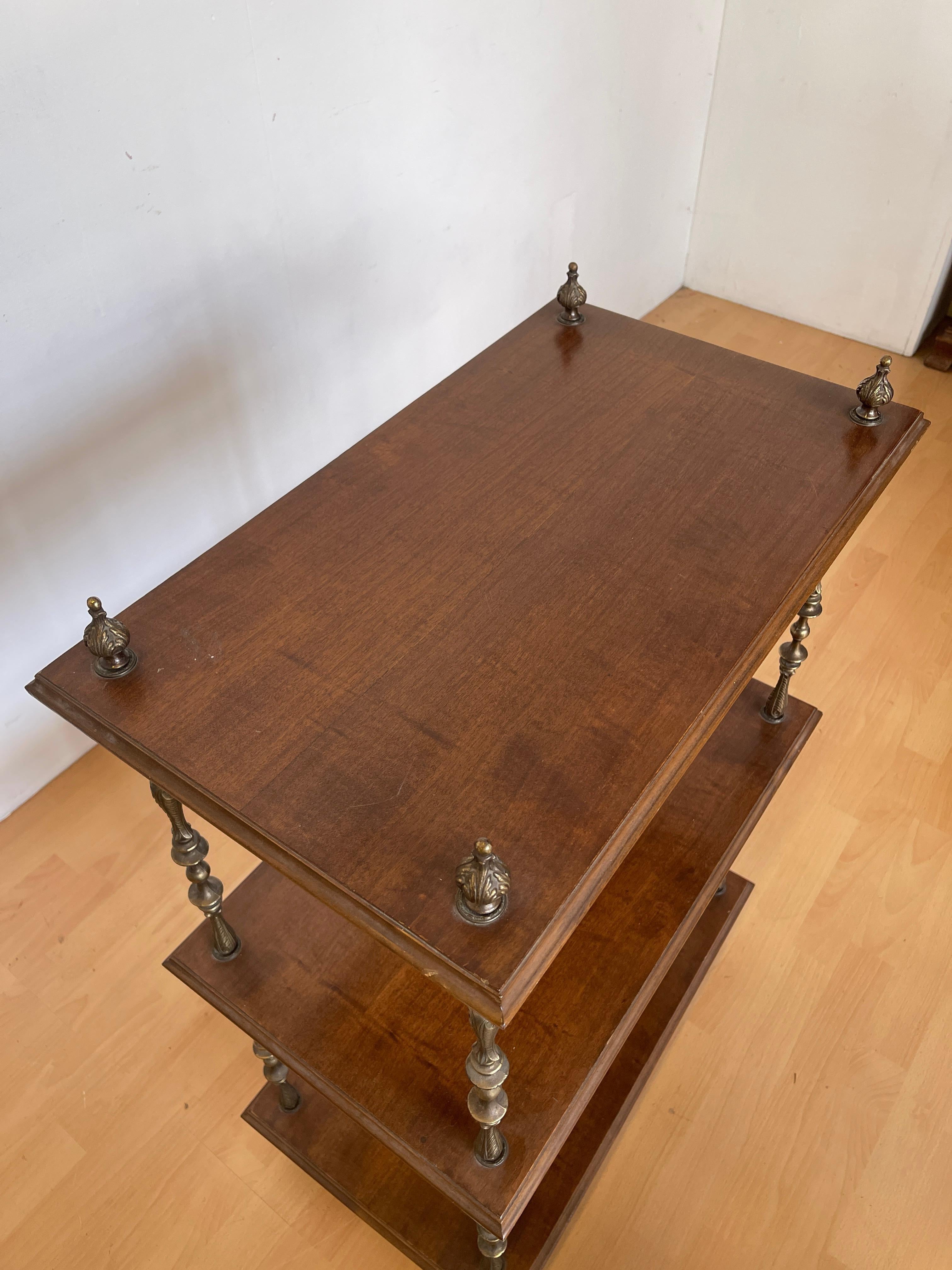 Elegante Libreria italiana con 3 Ripiani in Legno e Dettagli in Bronzo, anni '80 in vendita 4