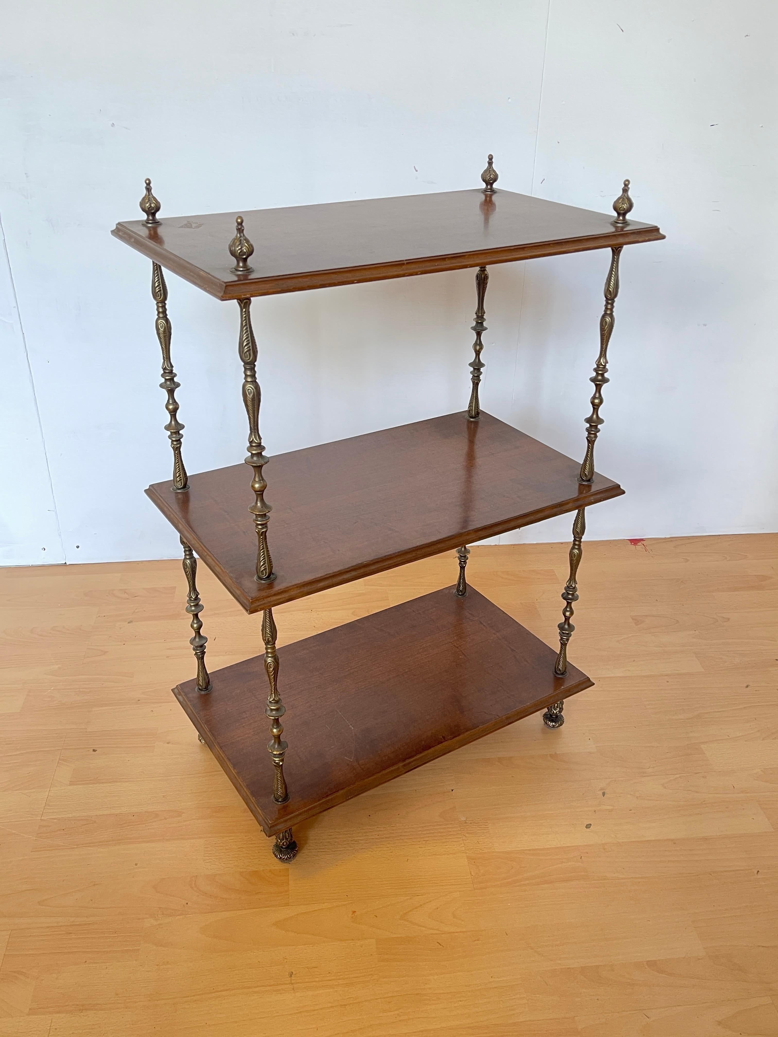 Elegante e raffinata, questa libreria a 3 ripiani combina legno pregiato e dettagli in bronzo per un risultato sofisticato e senza tempo. Le gambe slanciate e i supporti in bronzo lucido, con eleganti finiture scolpite, conferiscono un aspetto