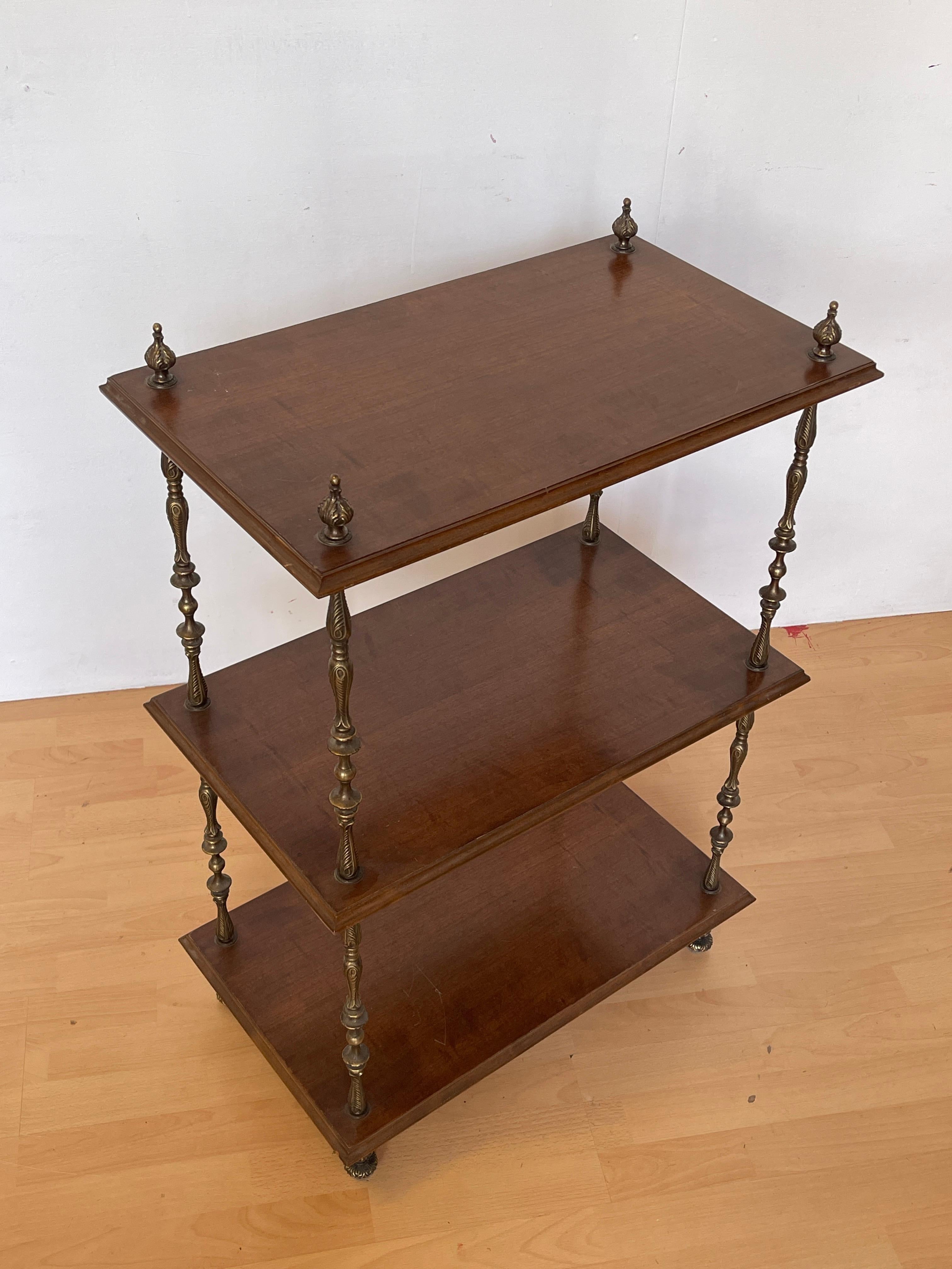 Fatto a mano Elegante Libreria italiana con 3 Ripiani in Legno e Dettagli in Bronzo, anni '80 in vendita