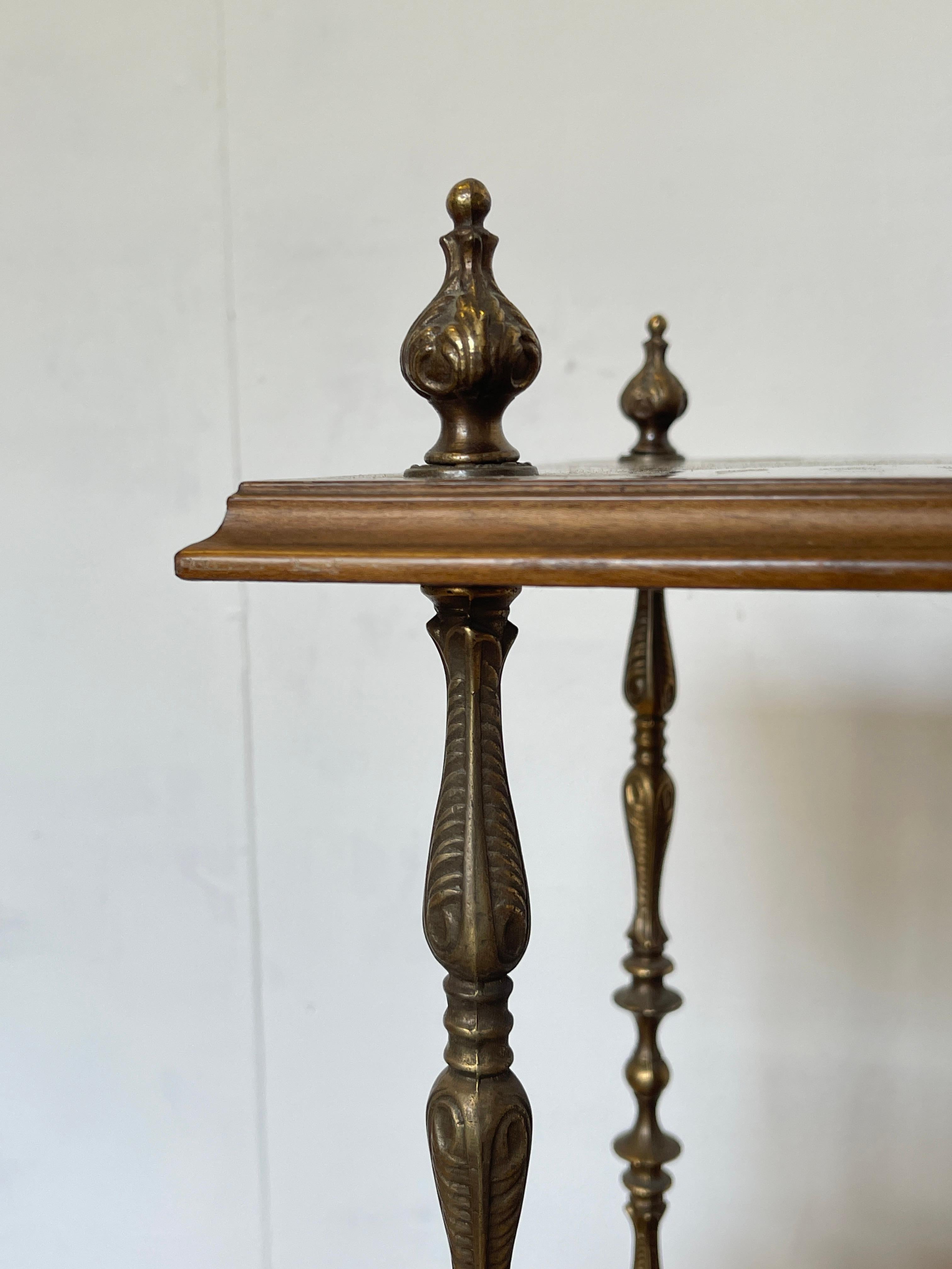 20th Century Elegante Libreria italiana con 3 Ripiani in Legno e Dettagli in Bronzo, anni '80 in vendita