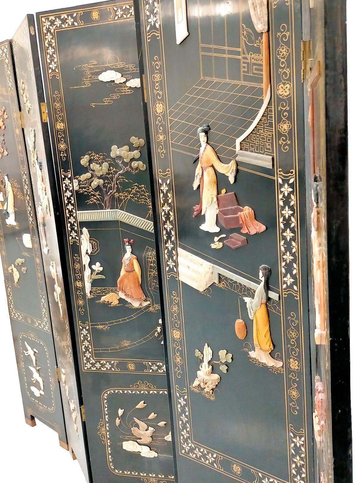 Elegant Six-Panel Japanese Screen, 1920s

Fascinating 1920s screen with details of fine Japanese workmanship. The screen, composed of six lacquered panels, rests on bracket feet with brass sabots.

Main Features:
- Design: decoration on black