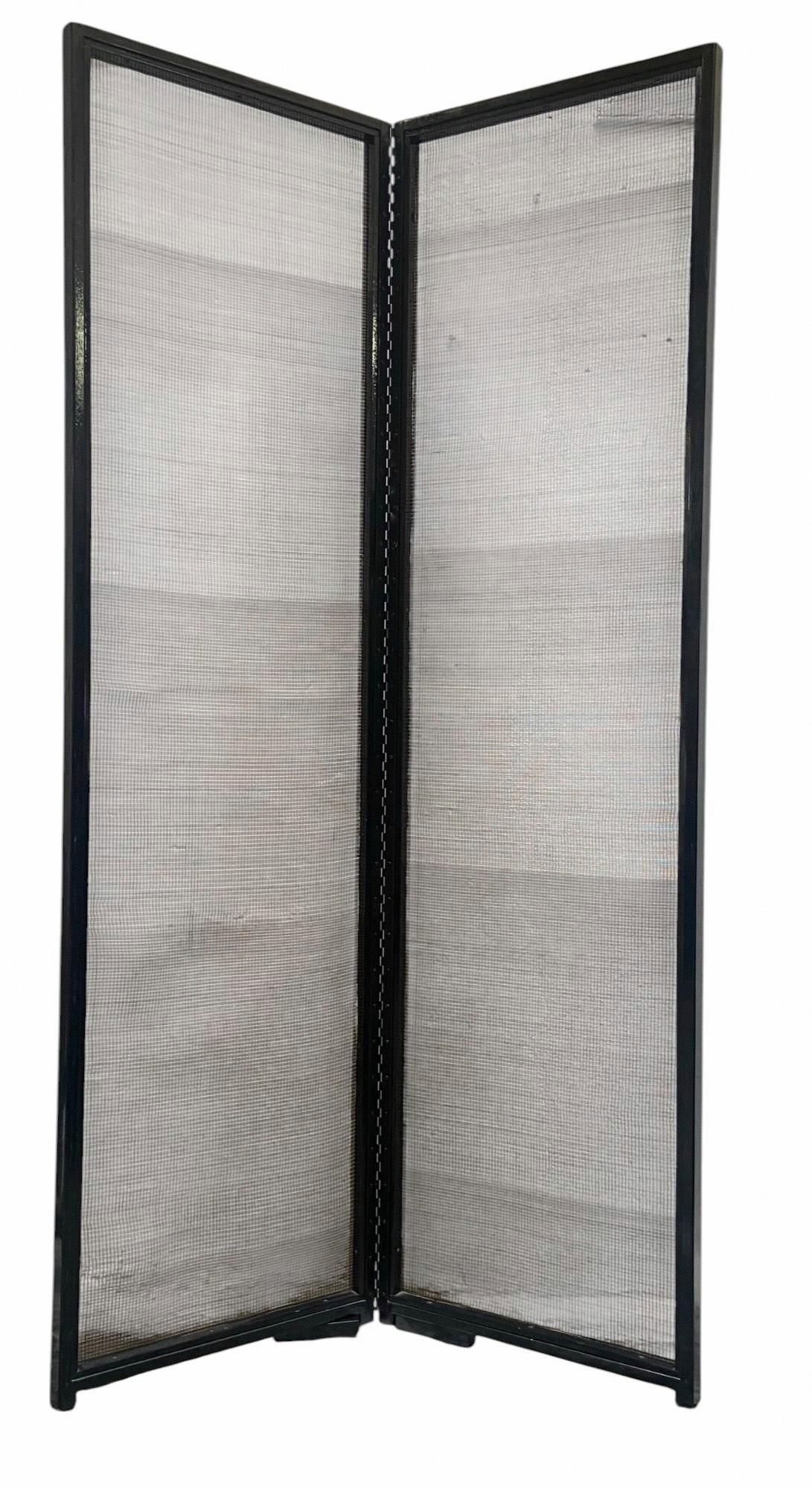 Liberamente ispirato ai paraventi che Pierre Jeanneret ha progettato per gli edifici amministrativi di Chandigarh, ha un fascino minimalista. La struttura in legno ha una classica finitura nera ei pannelli sono in canna naturale.