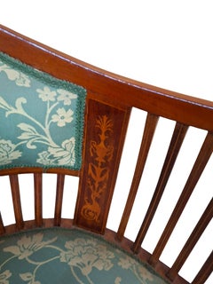 Elegante Poltrona da Camera in Ciliegio Intarsiato