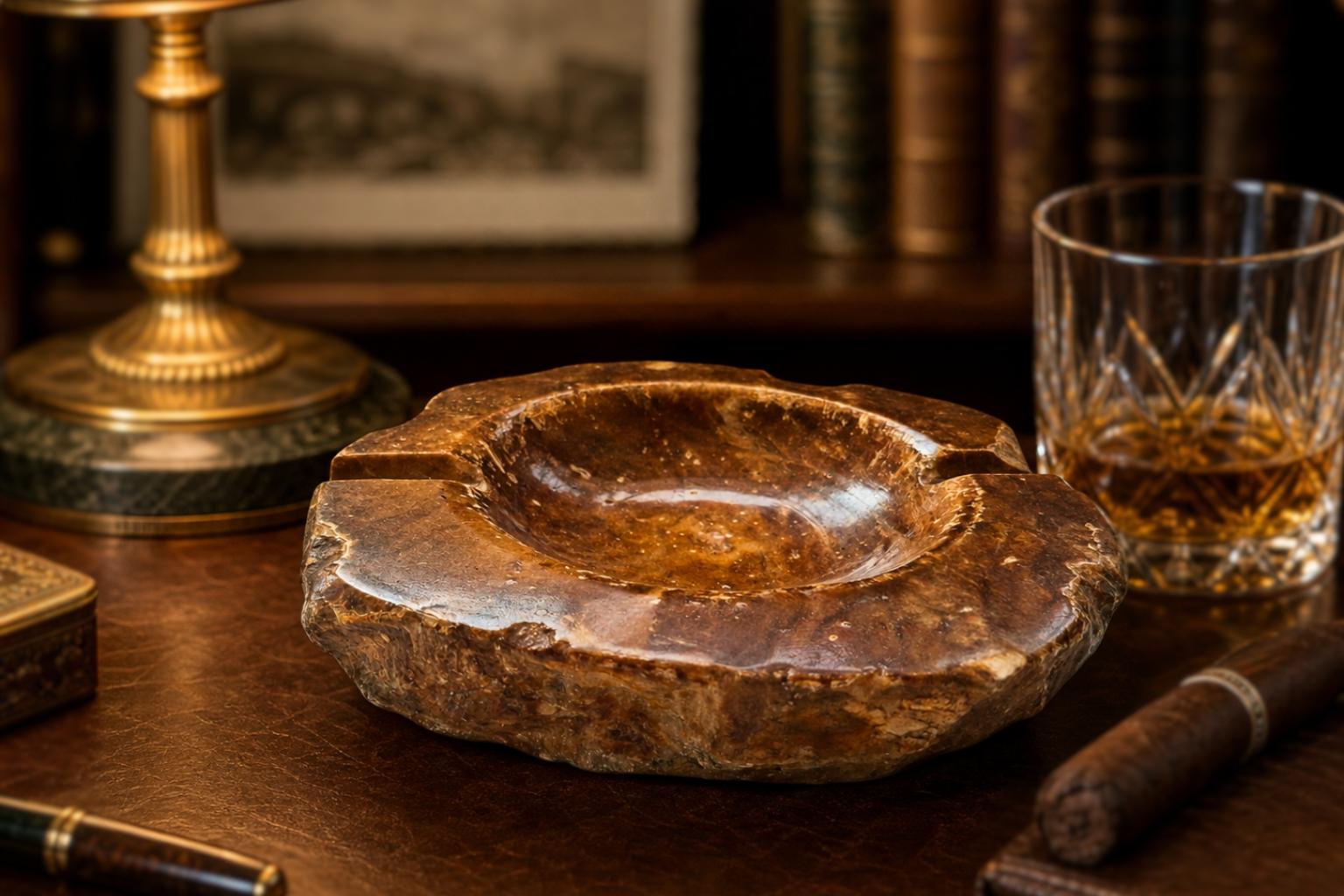 Elegant Vintage Ashtray in Precious Onyx - 1960s Italian Design