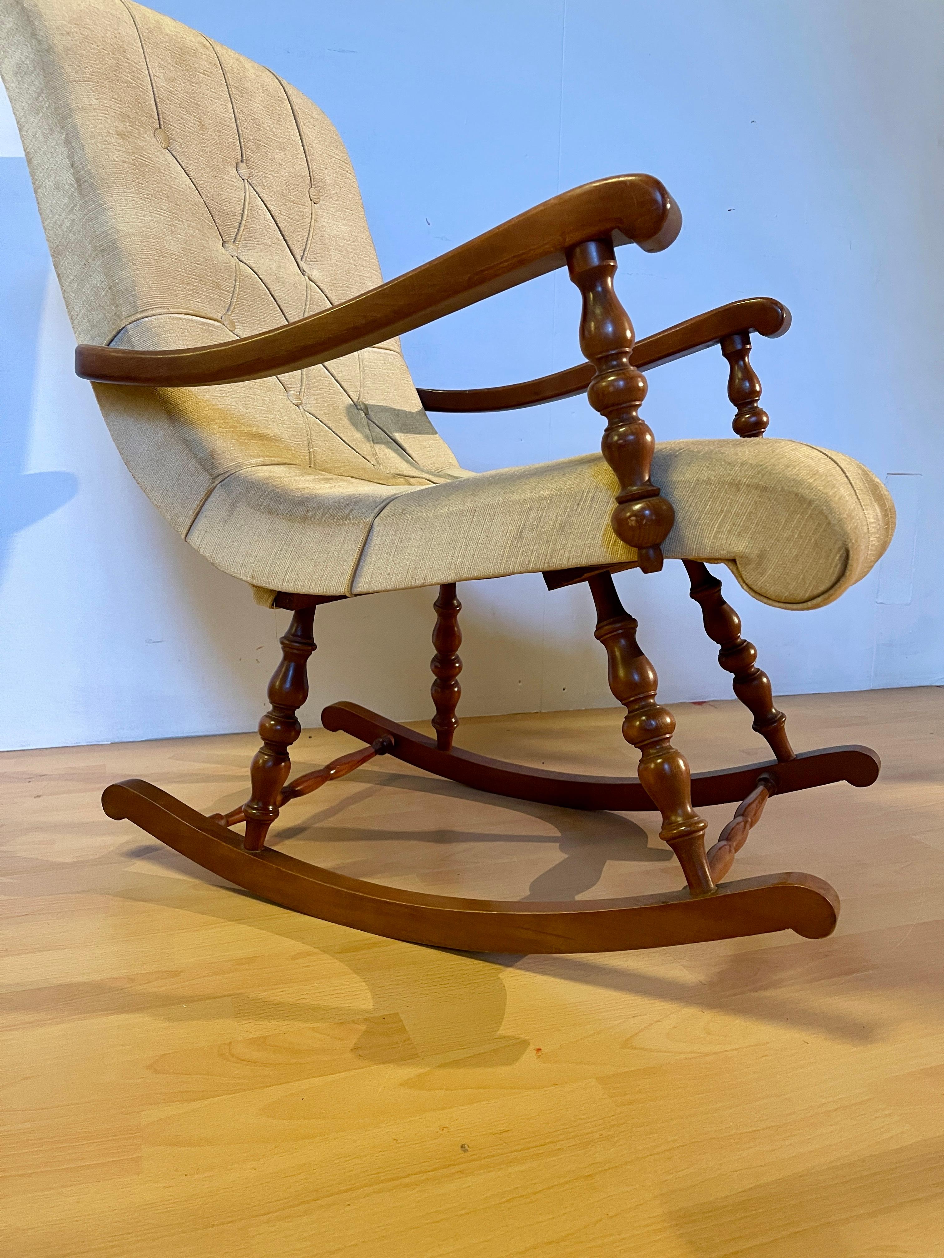 Autre Élégant fauteuil à bascule classique de style italien des années 1990 en vente
