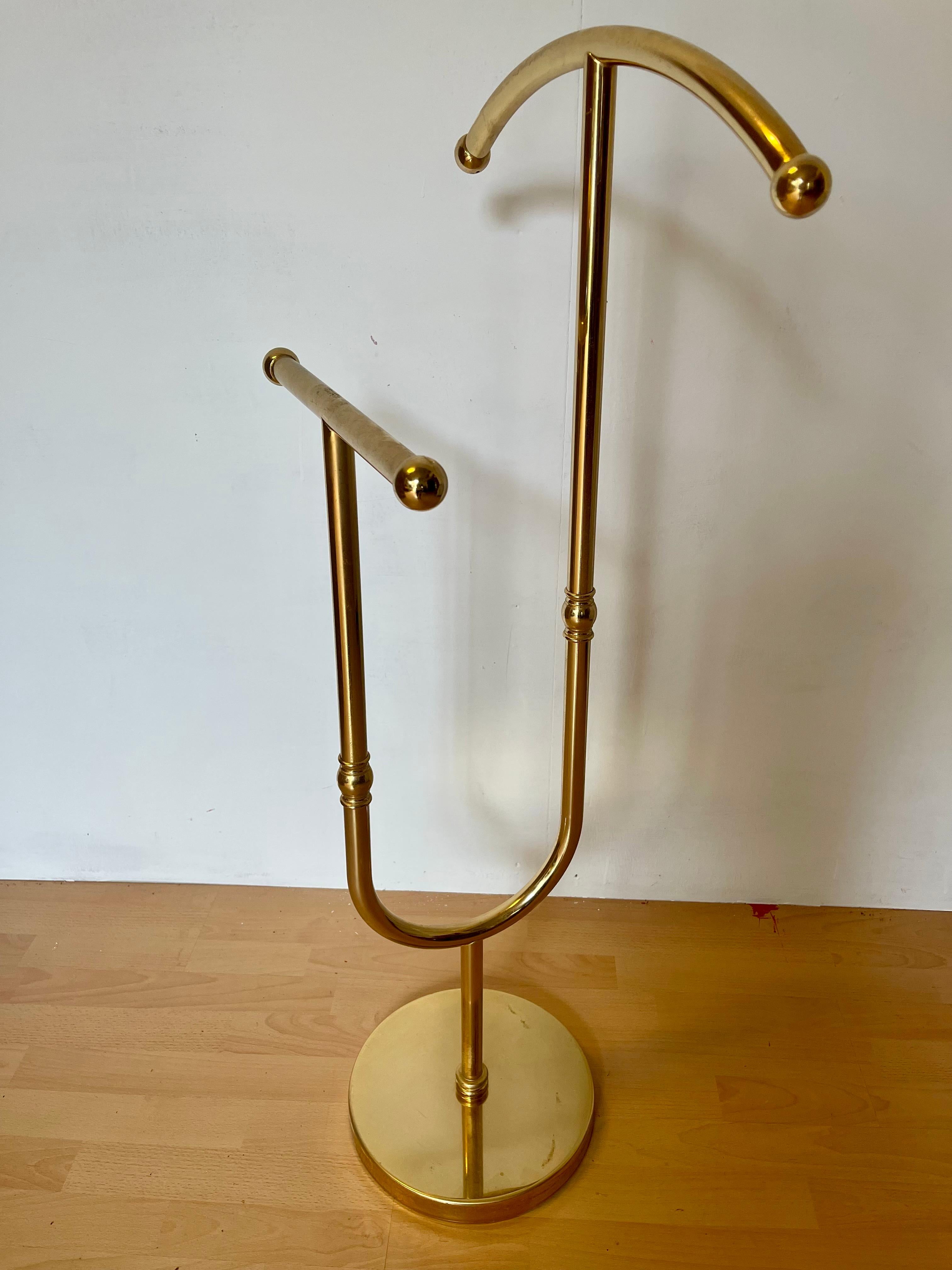 Elegante servomuto italiano da camera in ottone lucido, stile classico anni '70 - Un accessorio raffinato e pratico per la tua camera da letto o cabina armadio. Questo servomuto da terra in ottone dorato è l’alleato perfetto per mantenere in ordine