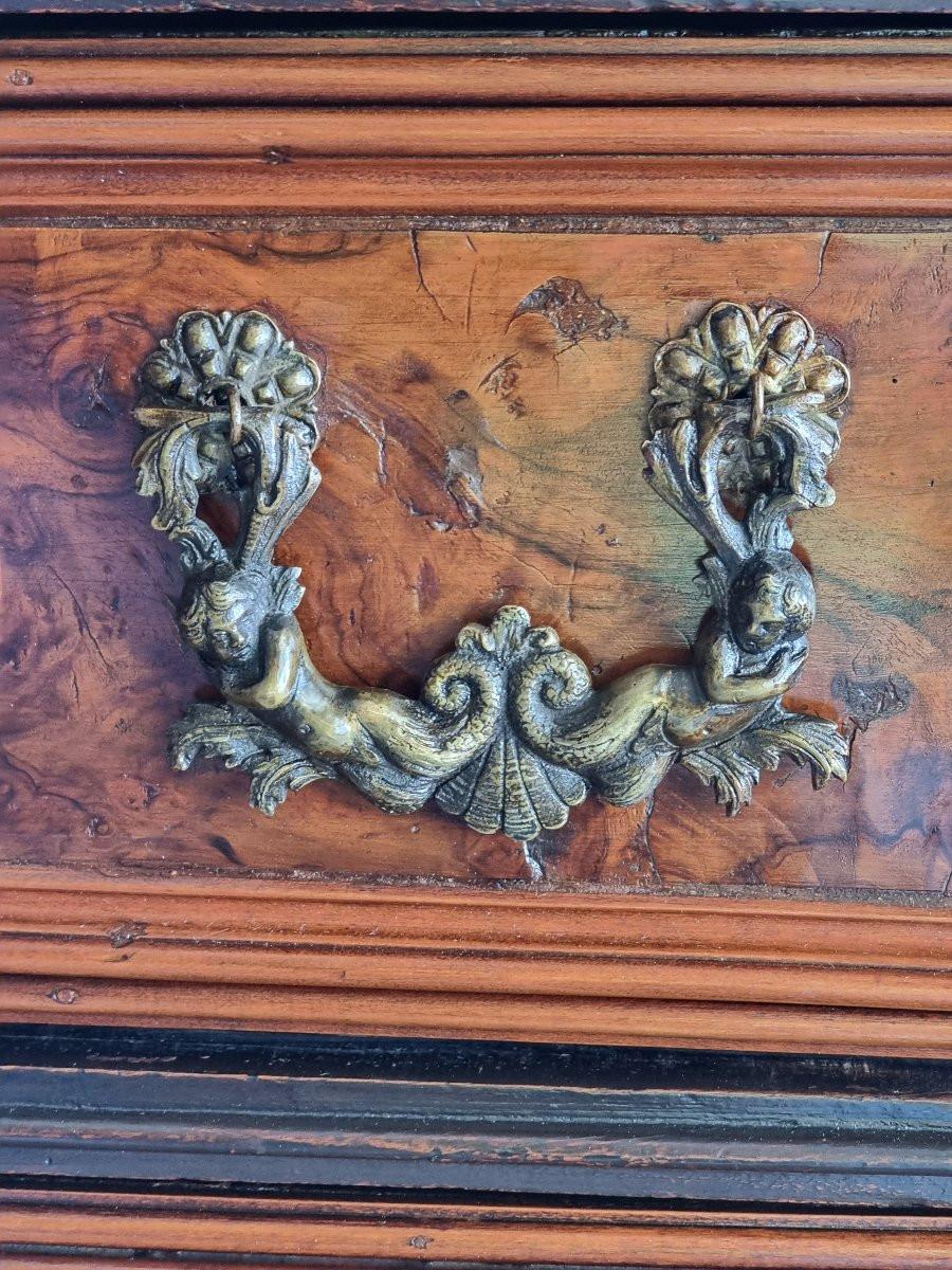 European Elegante specchiera ovale proveniente dal Piemonte, realizzata in legno di tigli in vendita
