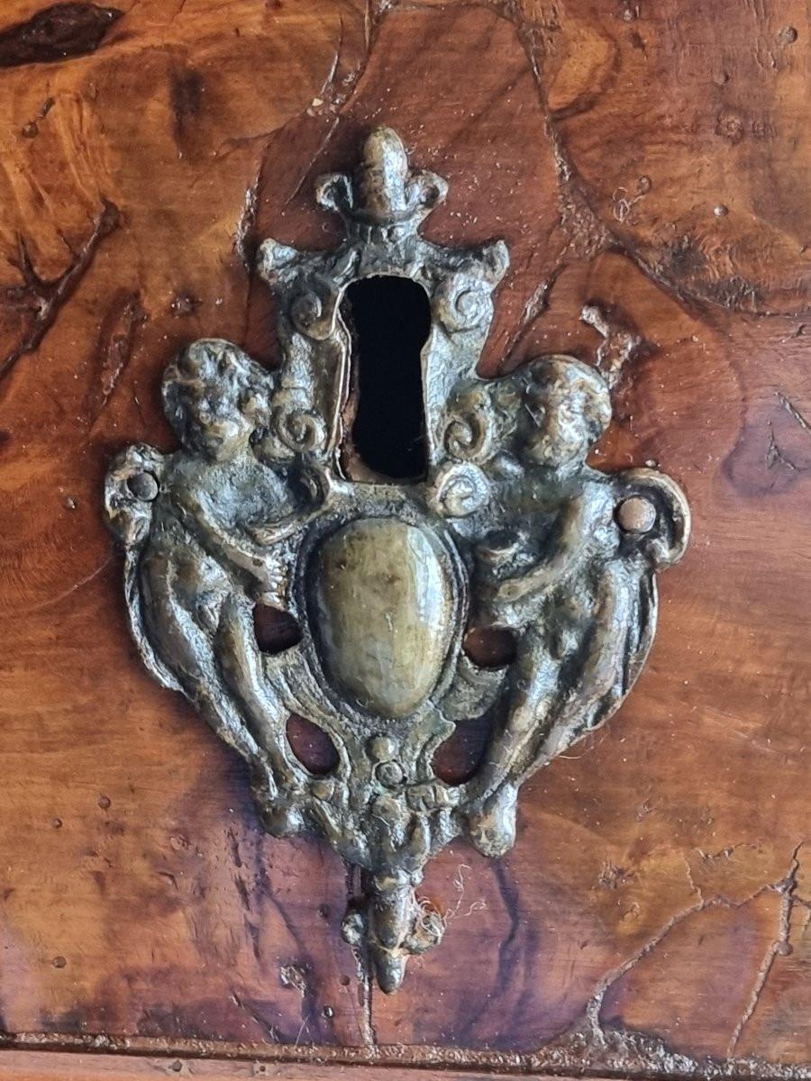 Fatto a mano Elegante specchiera ovale proveniente dal Piemonte, realizzata in legno di tigli in vendita