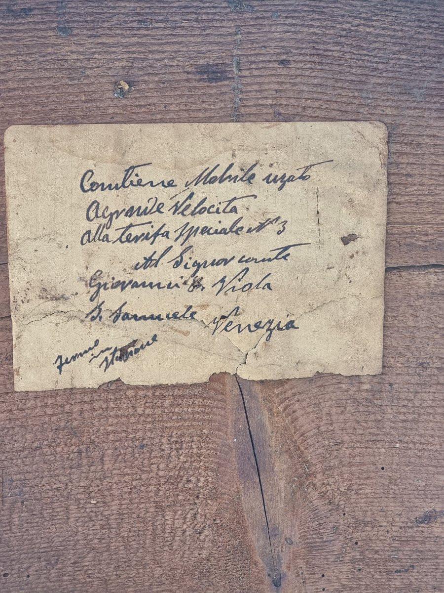 18th Century and Earlier Elegante specchiera ovale proveniente dal Piemonte, realizzata in legno di tigli in vendita