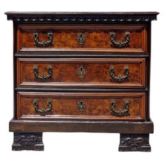 Elegante specchiera ovale proveniente dal Piemonte, realizzata in legno di tigli