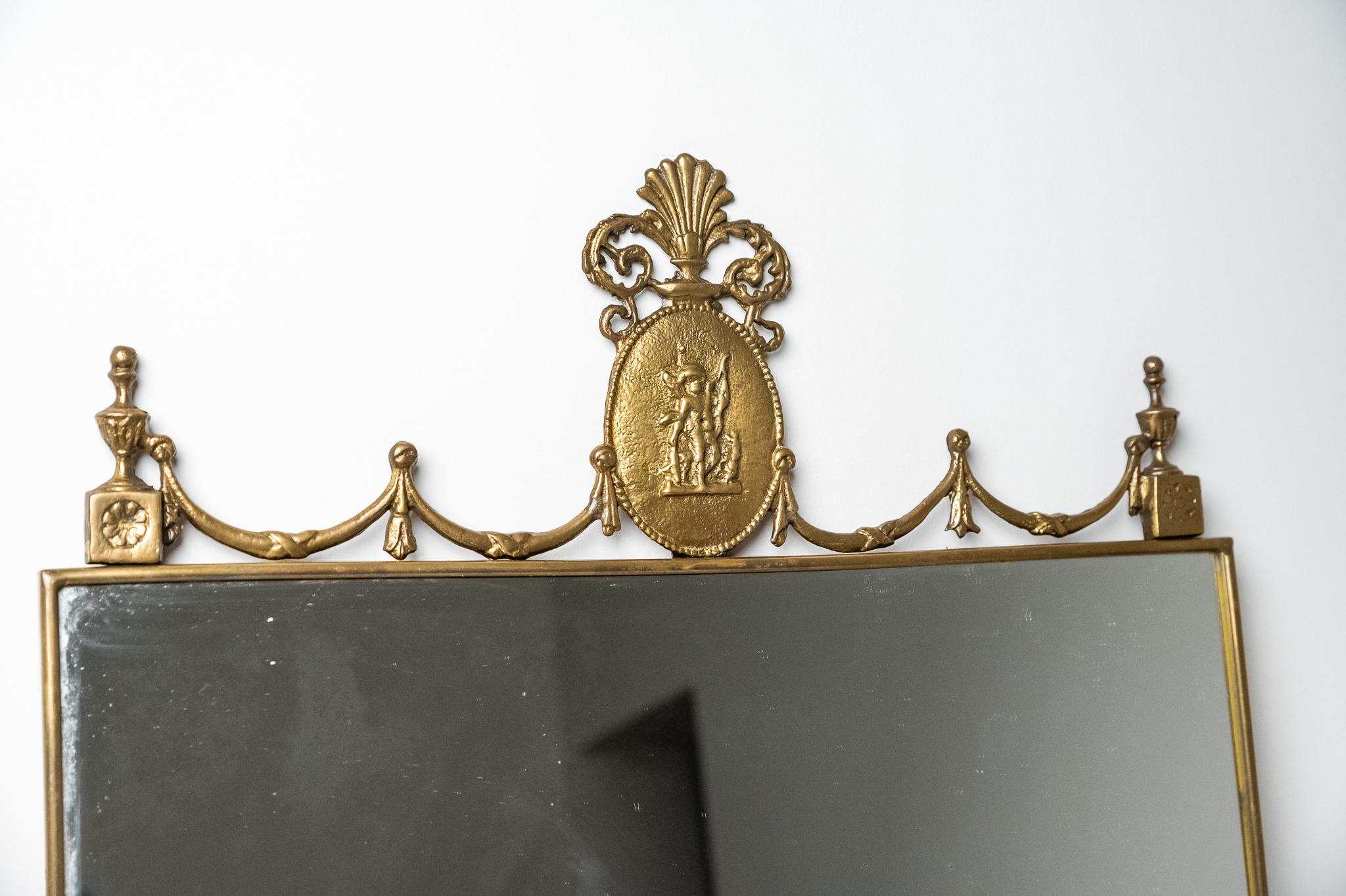 Miroir en laiton Fabriqué en Italie, années 1960. 
Elégant miroir mural en laiton des années 1960 avec corniche de style baroque. 
Le prix de l'expédition est pour le territoire italien, pour les îles et pour l'expédition à l'étranger sur demande.