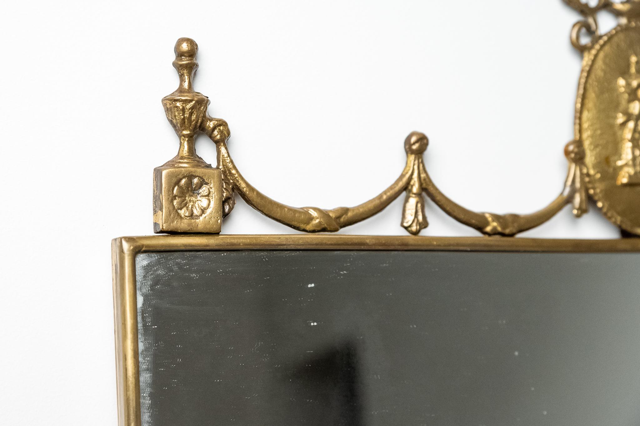 Italian Élégant miroir en laiton fabriqué en Italie, années 1960 en vente