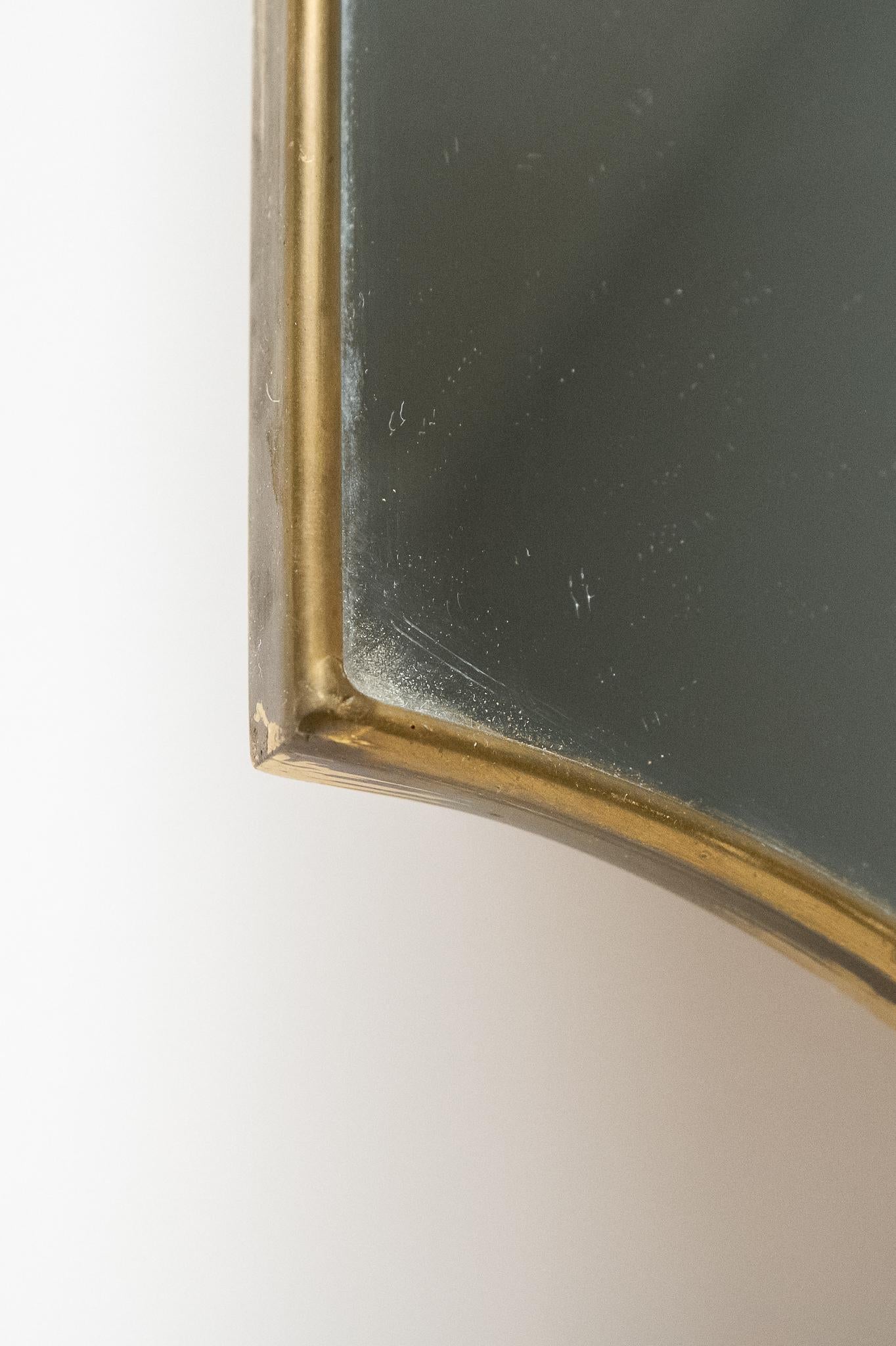 Laiton Élégant miroir en laiton fabriqué en Italie, années 1960 en vente