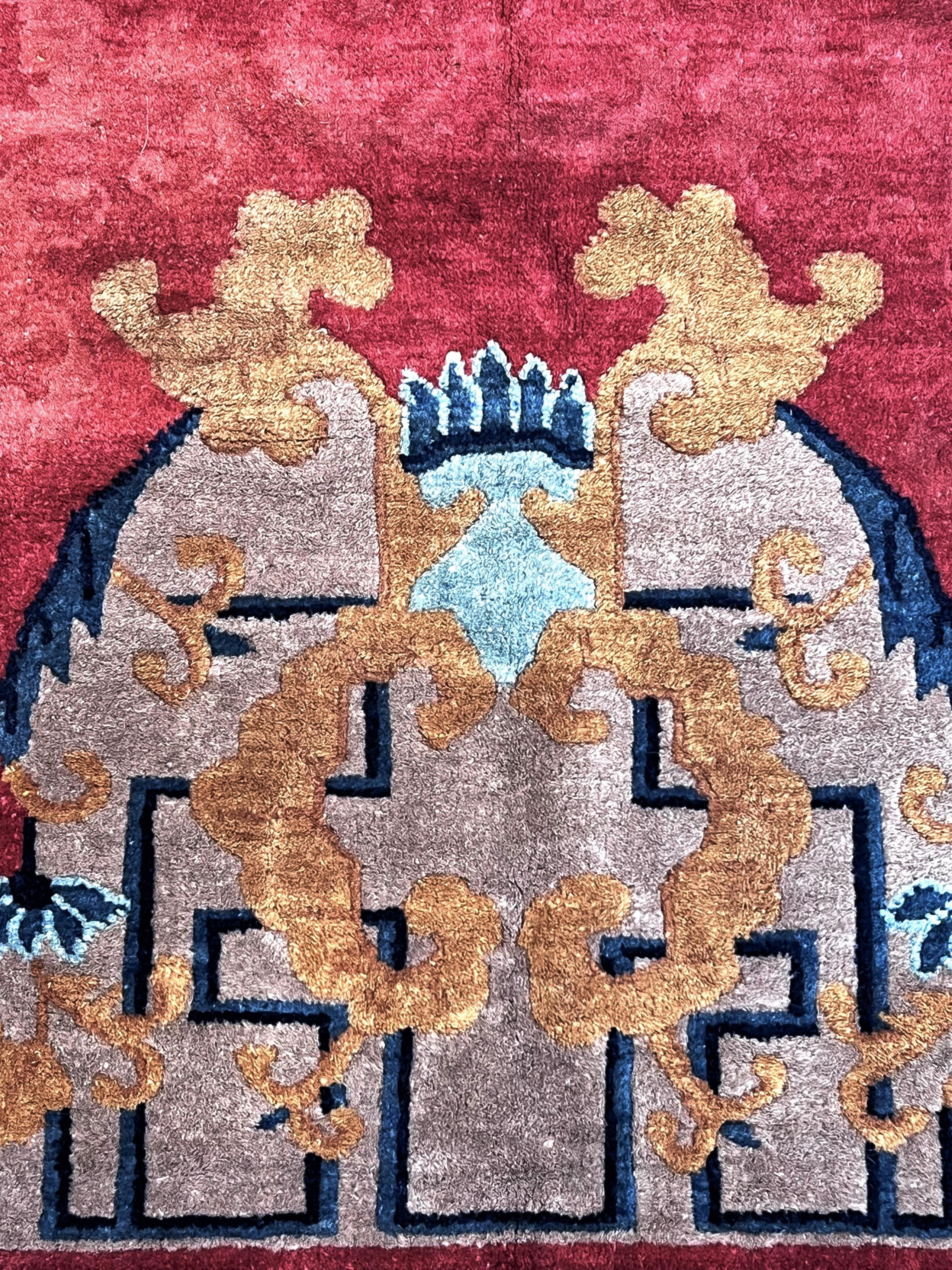 Eleganter chinesischer Teppich aus der Zeit des Jugendstils mit kirschrotem Hintergrund im Angebot 2