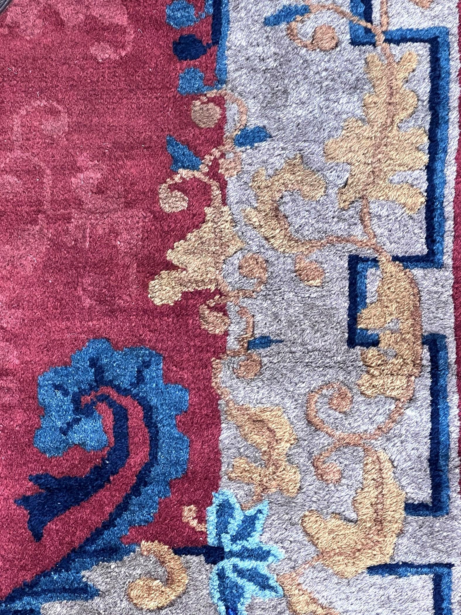 Eleganter chinesischer Teppich aus der Zeit des Jugendstils mit kirschrotem Hintergrund im Angebot 3