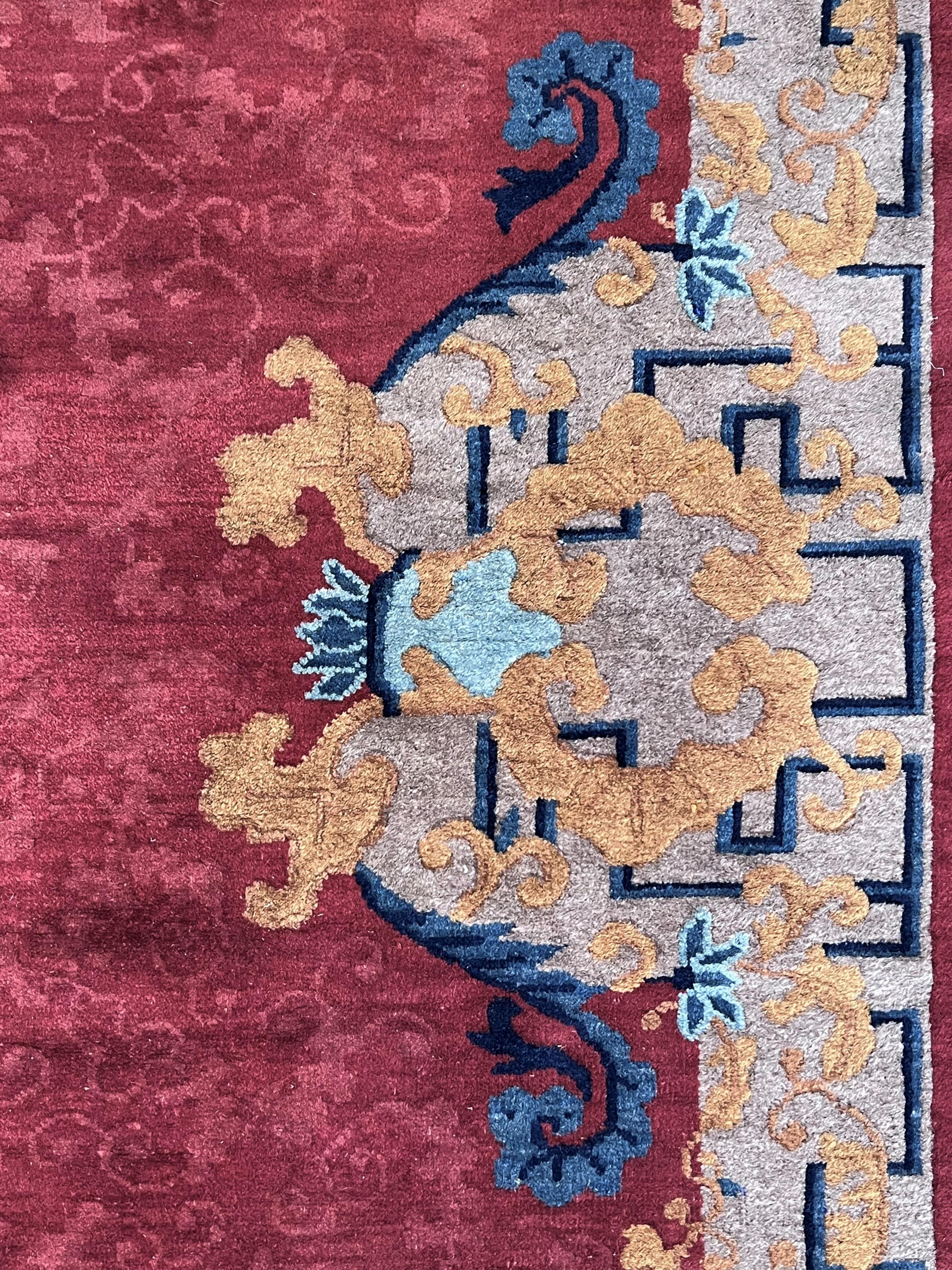 Elegant Chinese carpet from the Art Nouveau period with a cerise red background For Sale 7