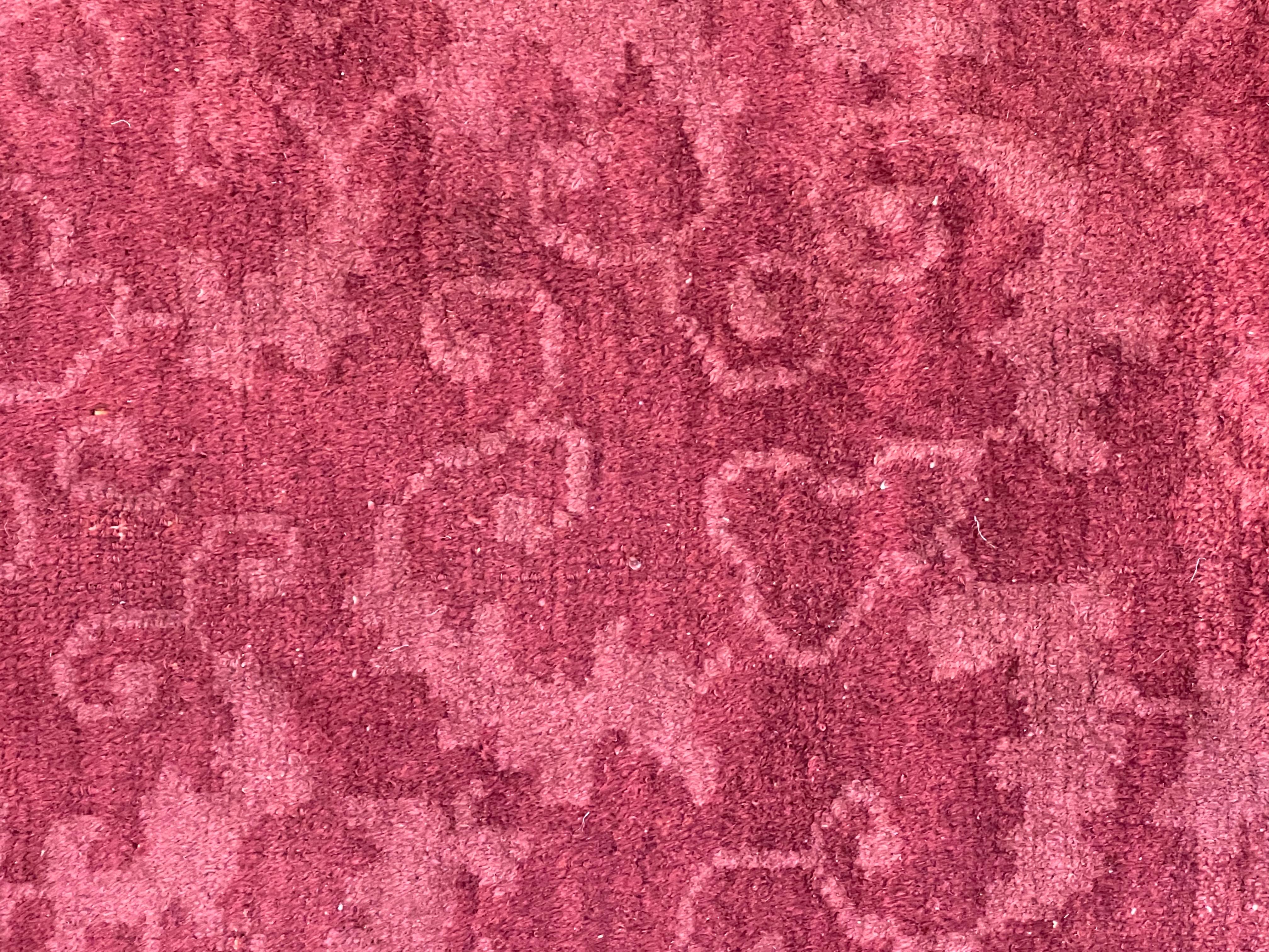Ein antiker chinesischer Teppich aus Pekino, der in seiner Dekoration und seinen Farben ganz im Zeichen des Jugendstils steht, der die Erneuerung des Einrichtungsgeschmacks zwischen dem Ende des 19. und den ersten Jahrzehnten des 20. 
Der Jugendstil