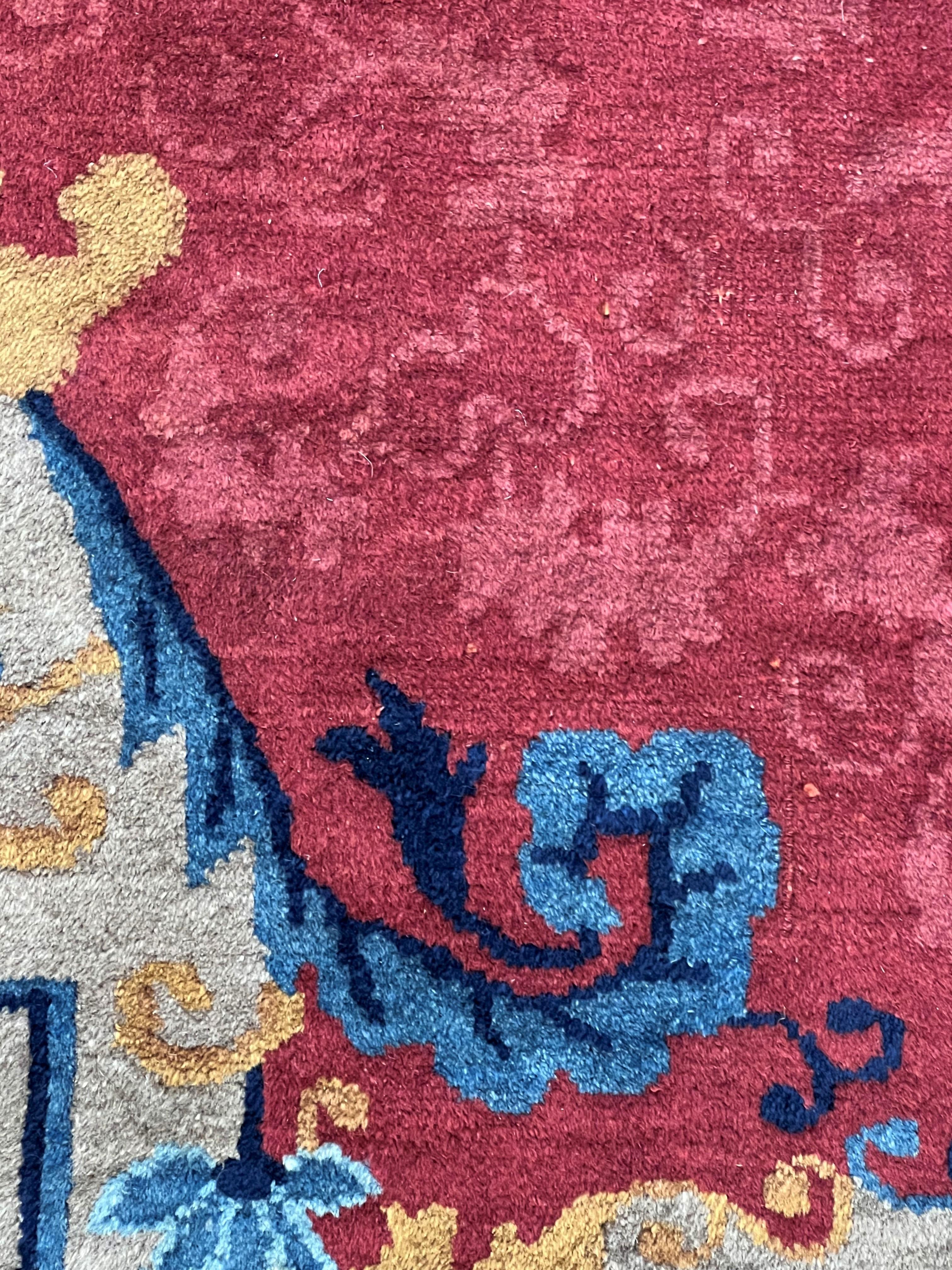 Eleganter chinesischer Teppich aus der Zeit des Jugendstils mit kirschrotem Hintergrund (Art nouveau) im Angebot