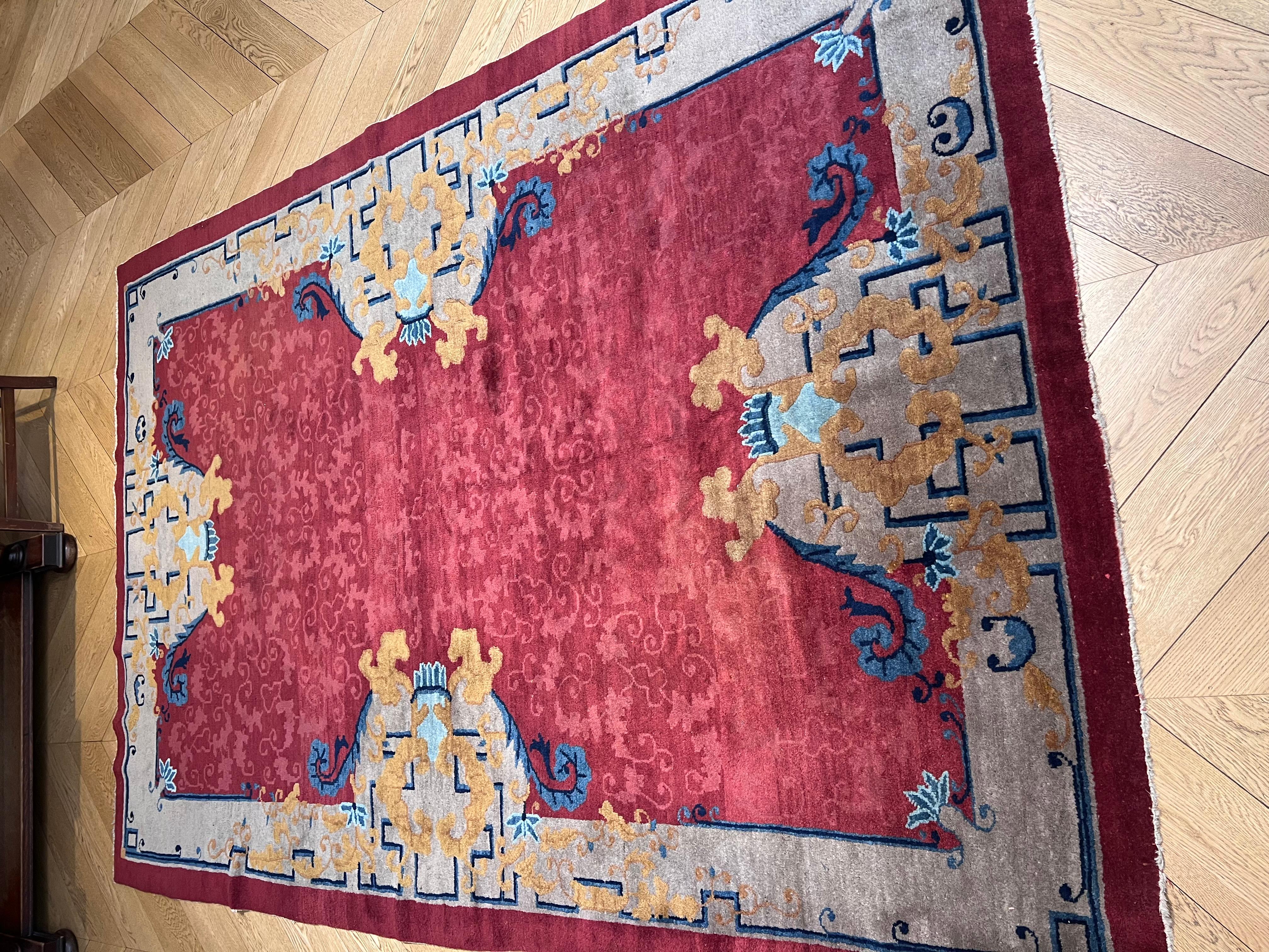 Elegant Chinese carpet from the Art Nouveau period with a cerise red background In Good Condition For Sale In Firenze, IT