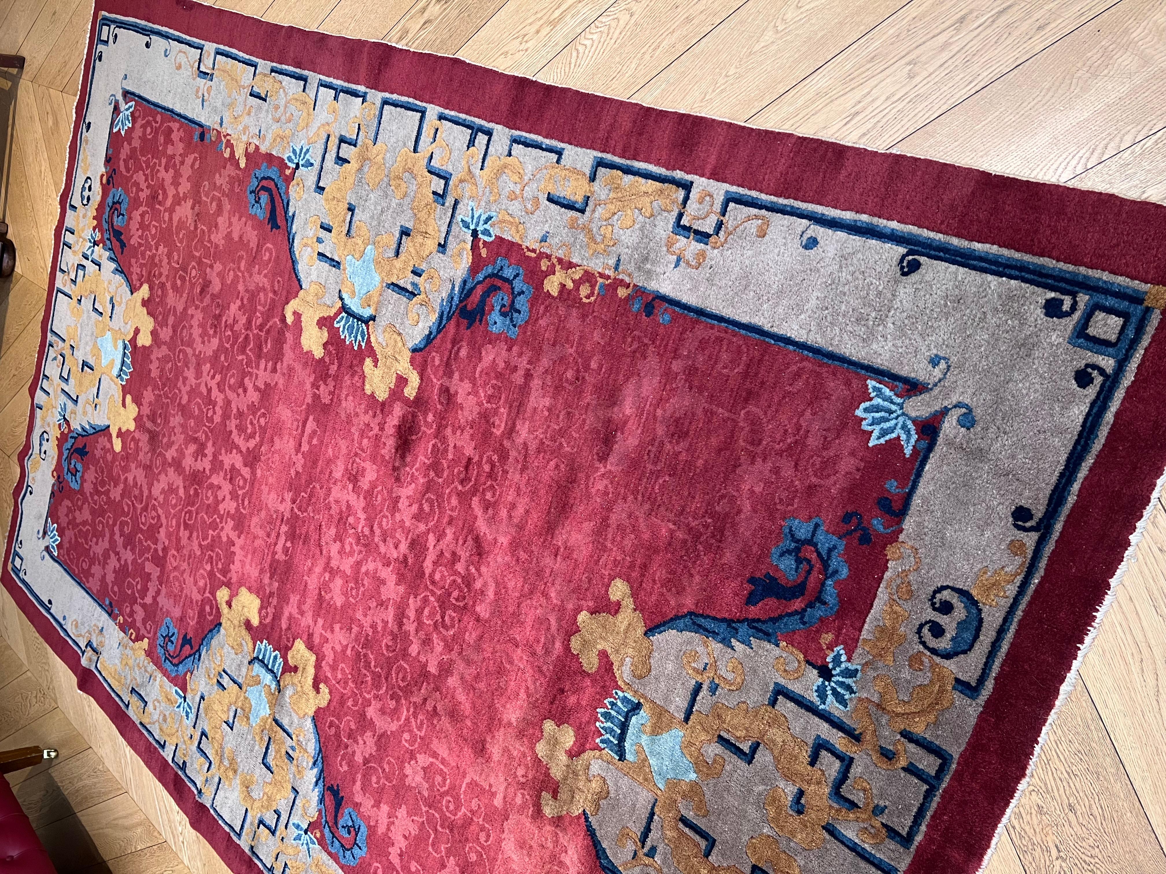 Eleganter chinesischer Teppich aus der Zeit des Jugendstils mit kirschrotem Hintergrund (Handgeknüpft) im Angebot