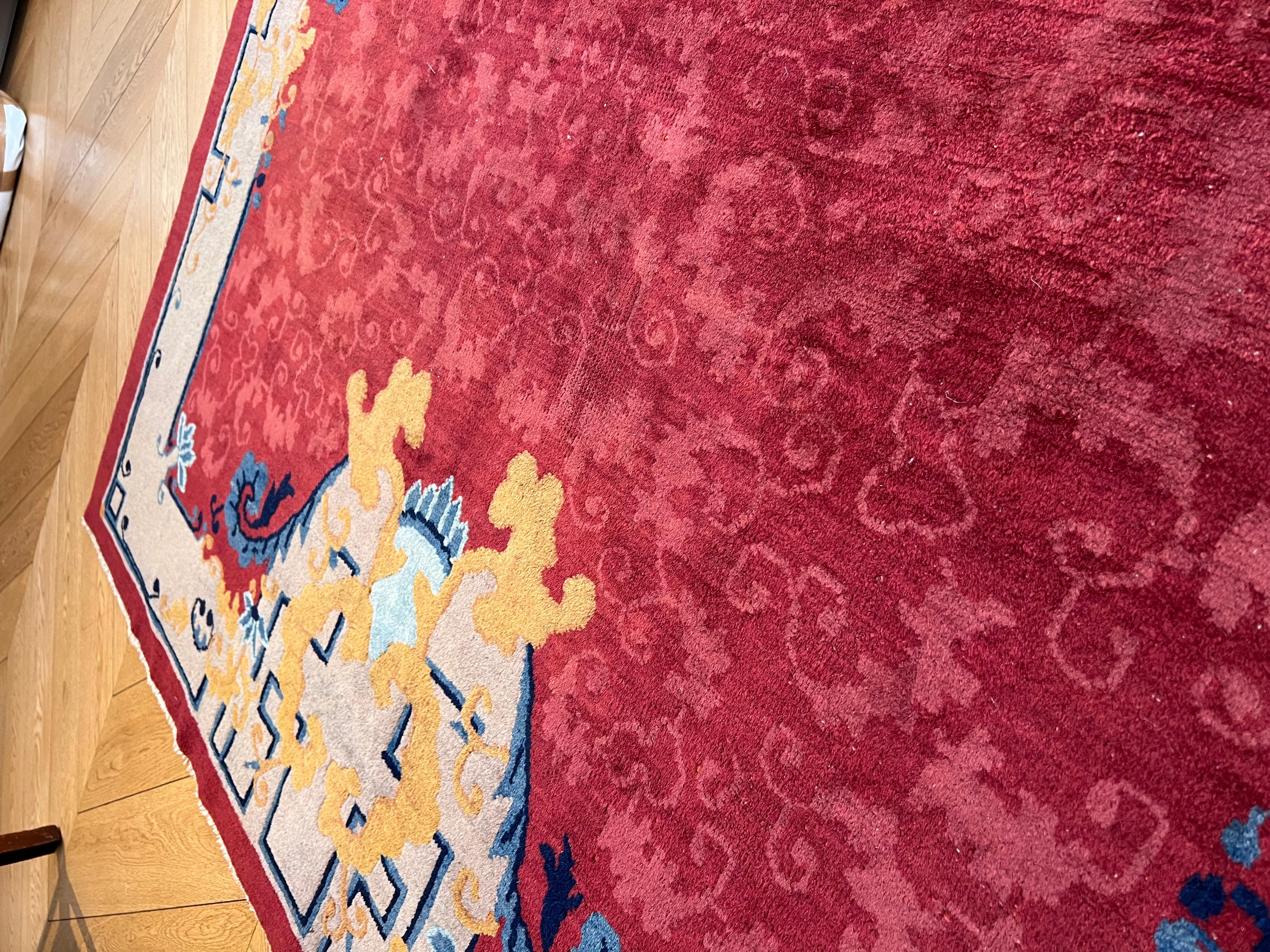 Elegant Chinese carpet from the Art Nouveau period with a cerise red background For Sale 1