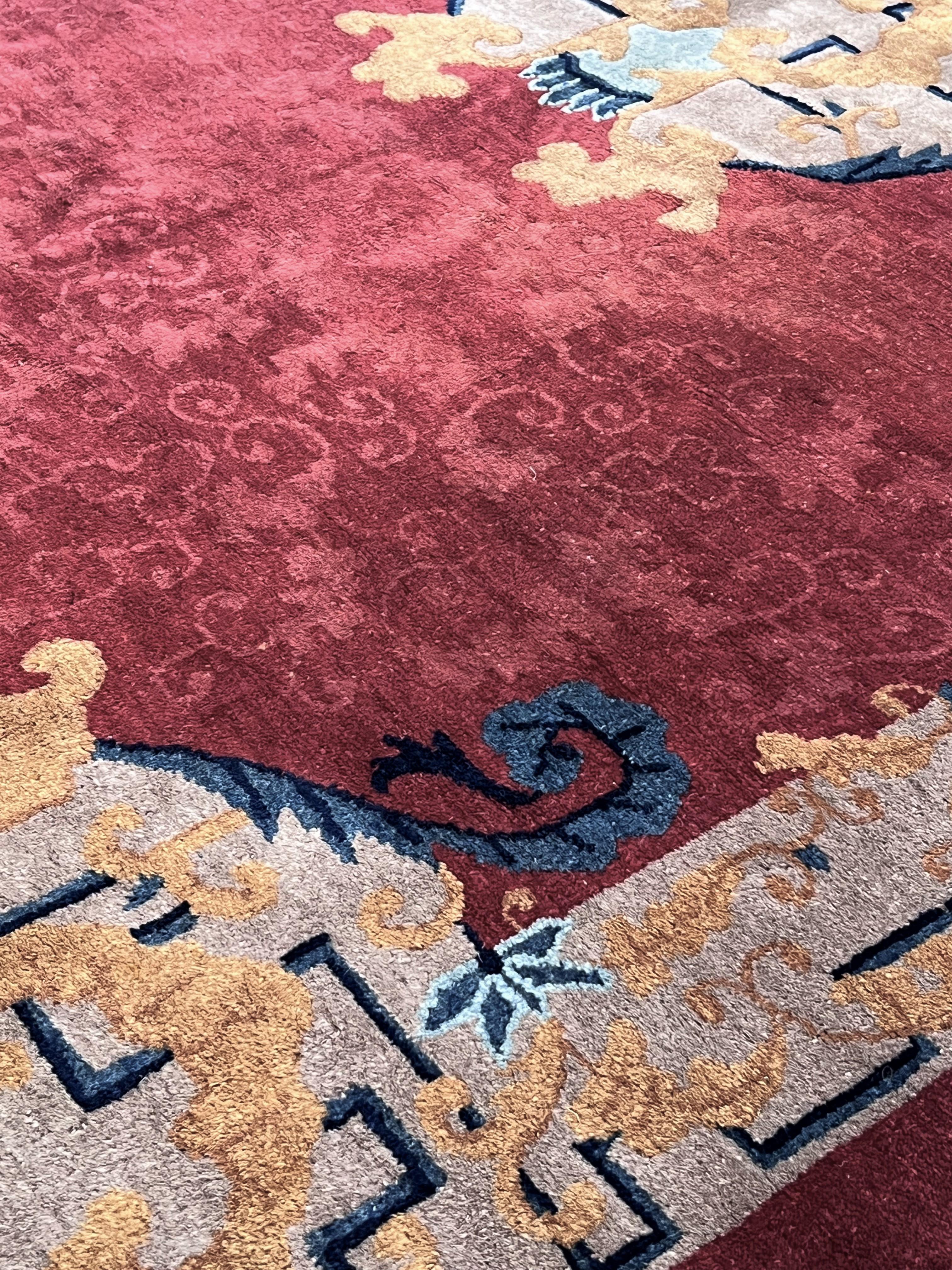 Elegant Chinese carpet from the Art Nouveau period with a cerise red background For Sale 2