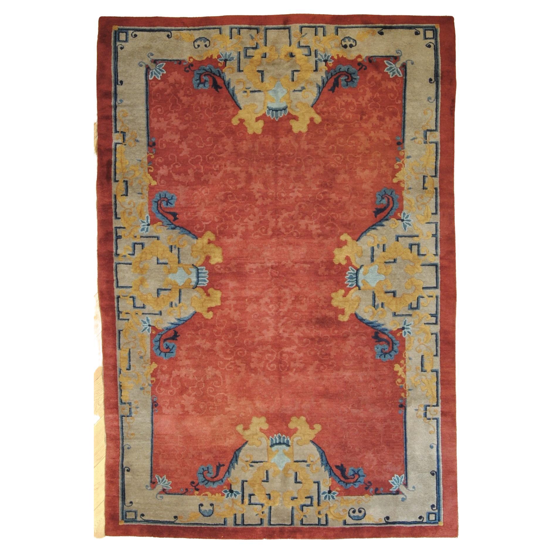 Eleganter chinesischer Teppich aus der Zeit des Jugendstils mit kirschrotem Hintergrund im Angebot