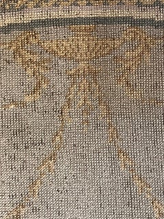 Elegant empire style rug warm tones ton sur ton decoration gray green yellow