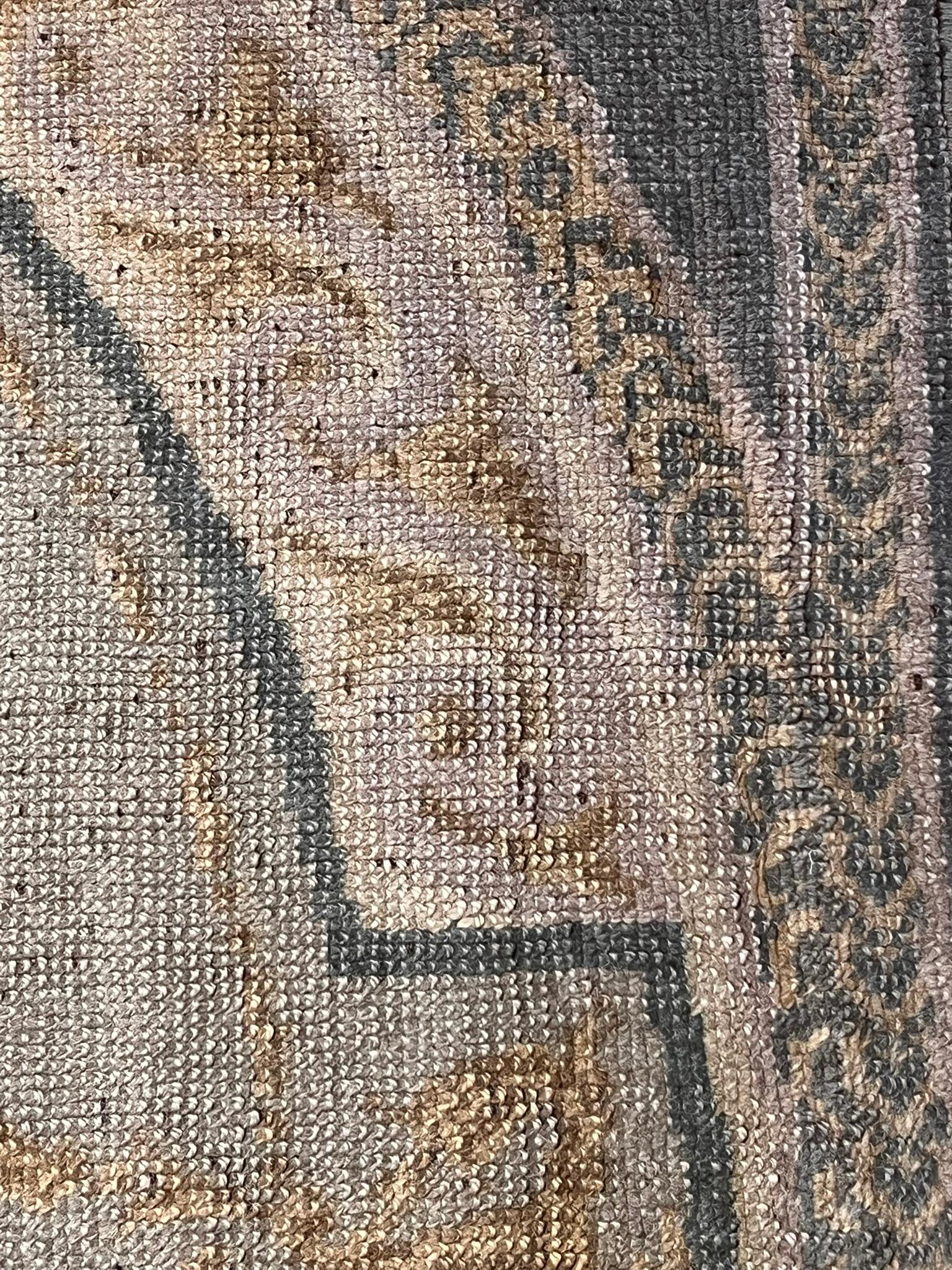 Louis Philippe Elegante tappeto stile impero toni caldi decoro ton sur ton grigio verde giallo
