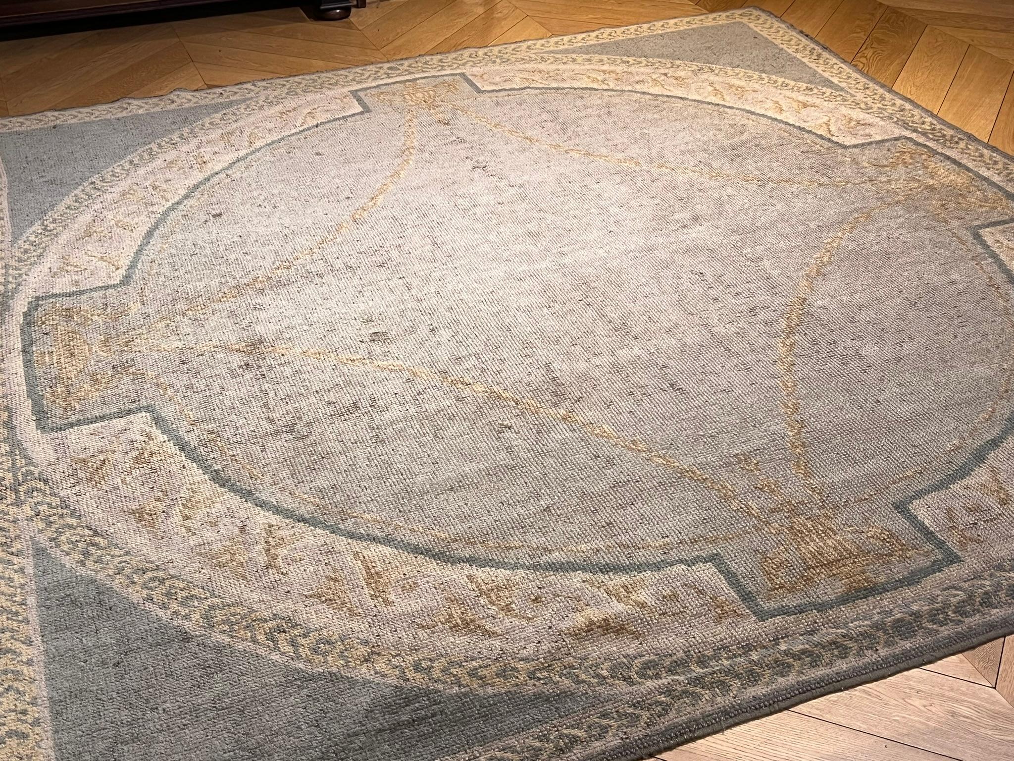 Elegante tappeto stile impero toni caldi decoro ton sur ton grigio verde giallo 1