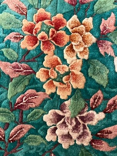 elegante tappeto verde smeraldo con cascate di fiori e decorazione ton sur ton