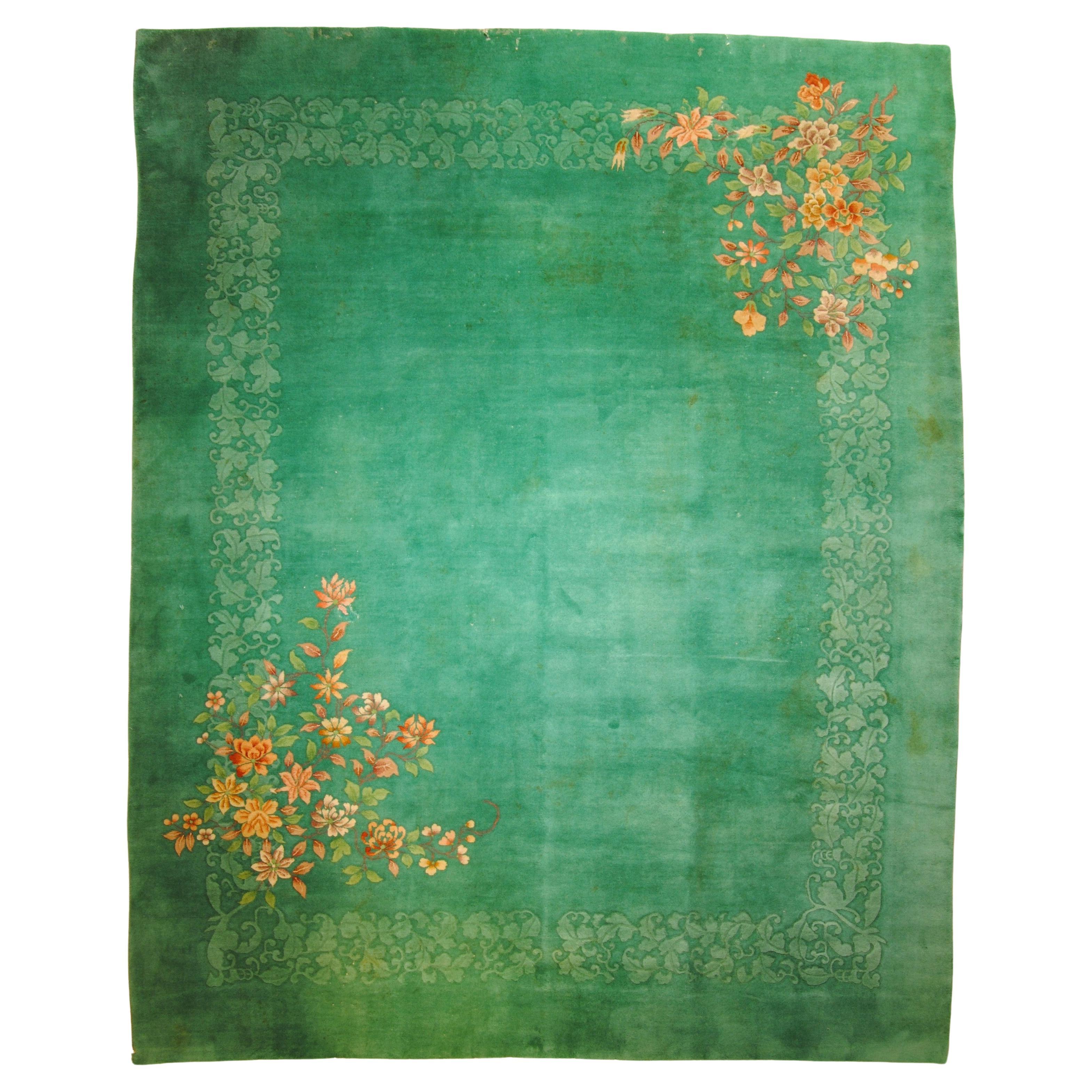 elegante alfombra verde esmeralda con flores en cascada y decoración ton sur ton