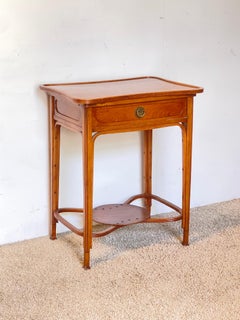 Élégante table basse en bois avec tiroir et tablette inférieure, années 70
