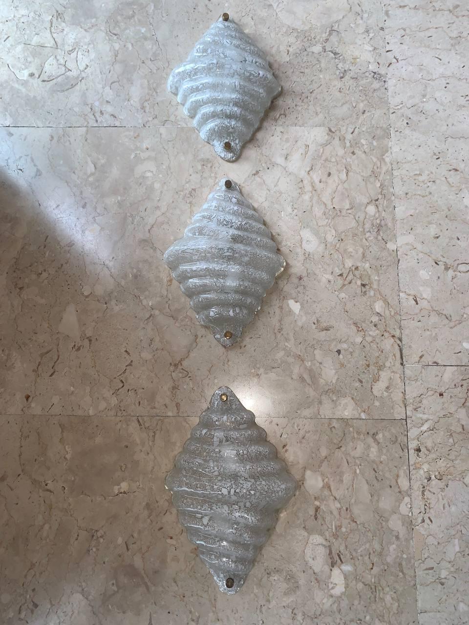 Drei Wandlampen mit je 2 Lichtern im Inneren.
Transparente weiße Muranoglasperlen im Inneren der Wandleuchten, die das ideale Licht für Ihre Wohnung schaffen  umwelt. 
Ideal für alle Umgebungen von klassisch bis modern.
Maßnahmen
Höhe 40 cm 
Breite