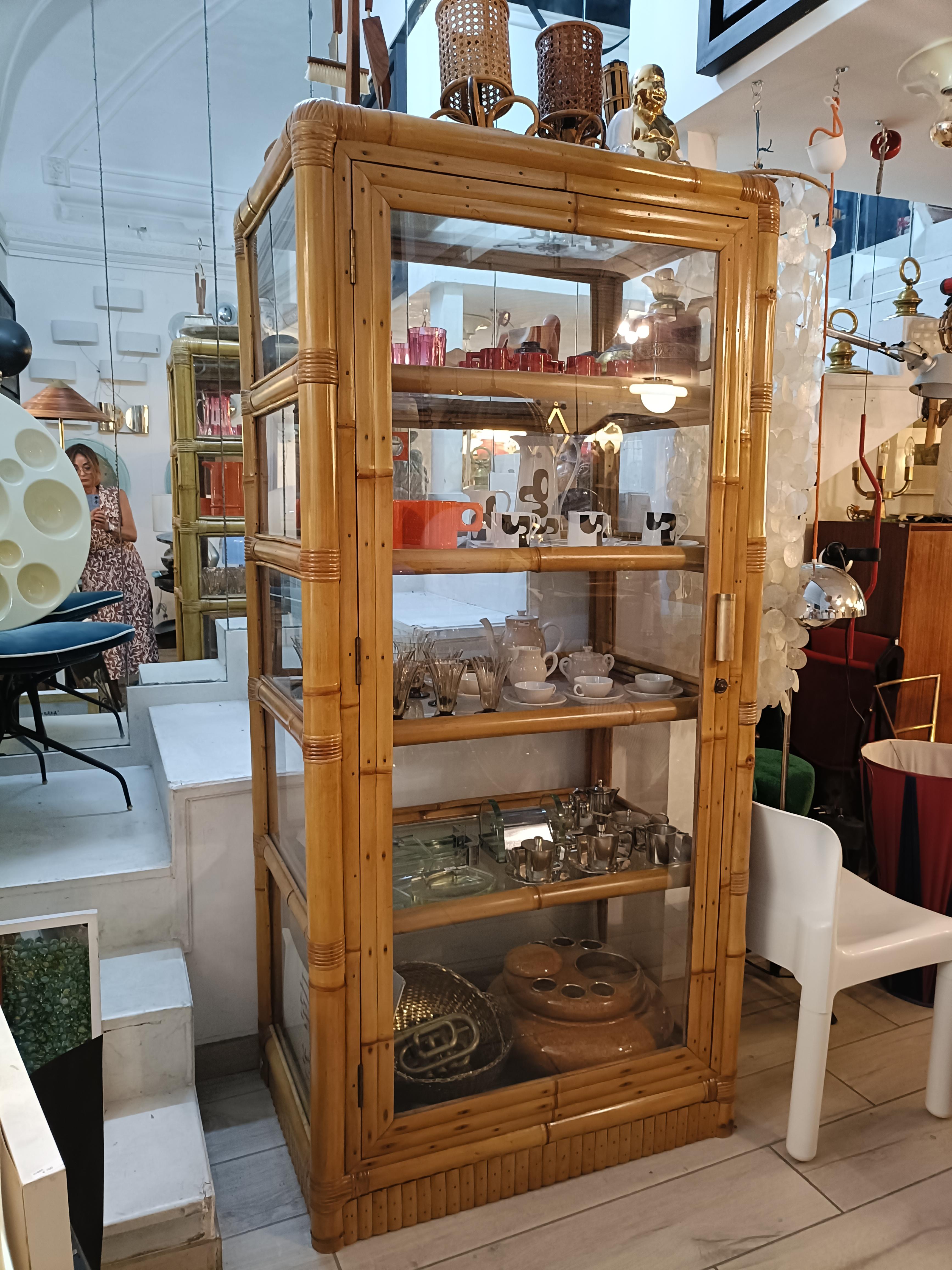 Vetrina realizzata interamente in Bamboo,  composta da 4 ripiani in vetro, porta con maniglia e chiusura con chiave,  di grande fascino ed Eleganza, in eccellente stato di conservazione, 1970