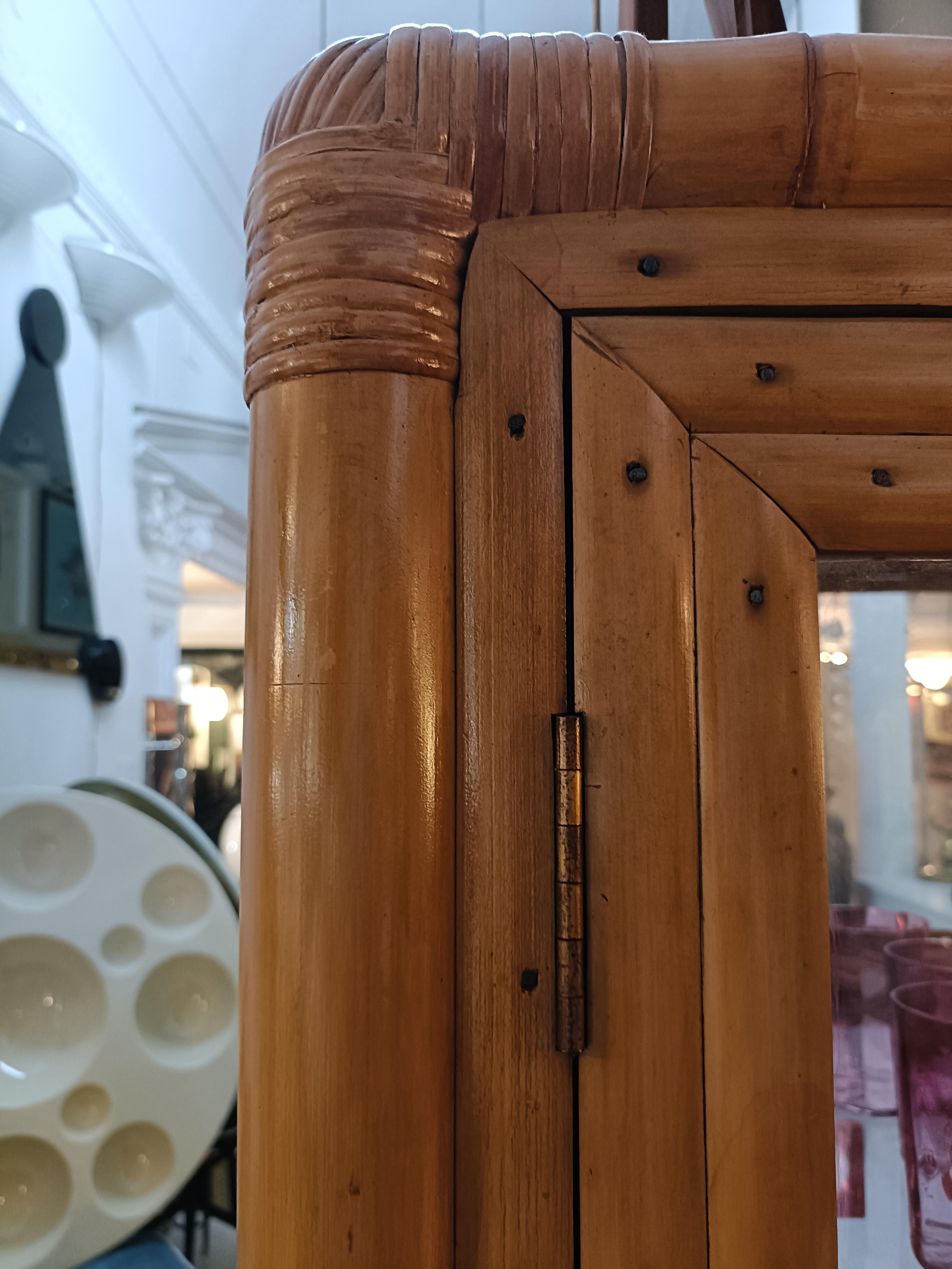 Mid-Century moderno Elegante Vetrina in Manau e Bambu con Ripiani in Vetro, Italia 1970s in vendita
