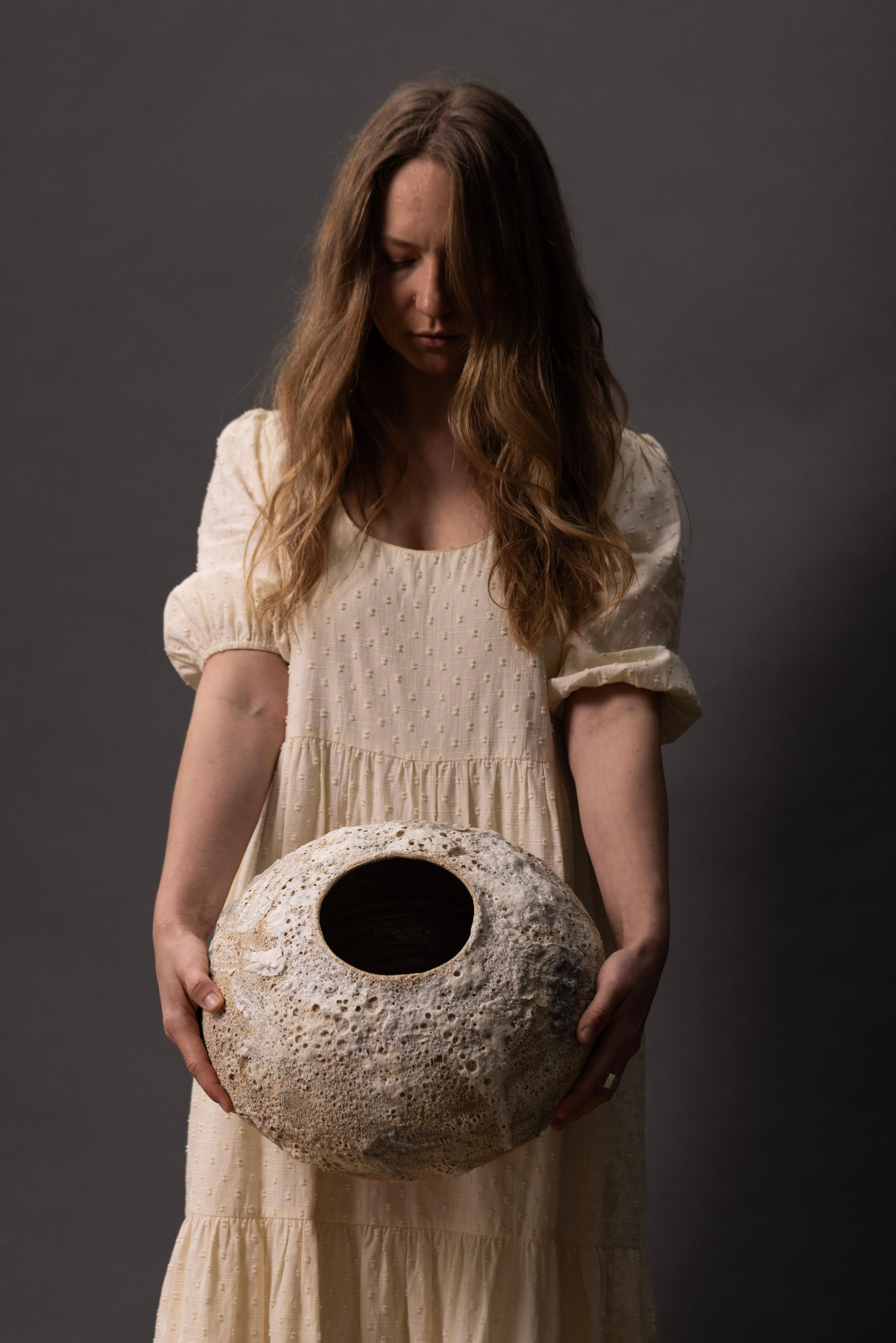 Fatto a mano Vaso in ceramica elegantemente scolpito per ambienti Wabi-Sabi e moderni in vendita