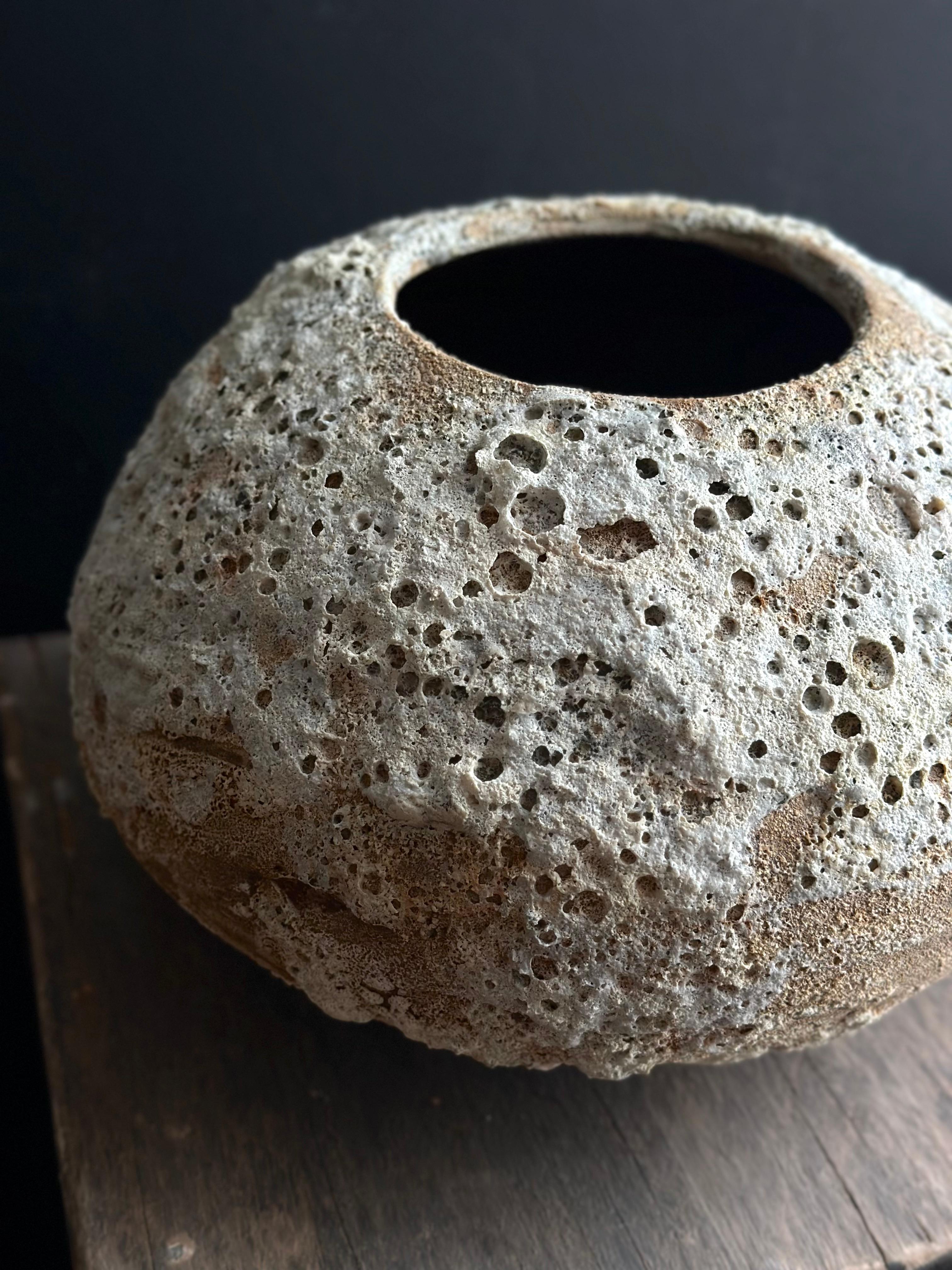 Vaso in ceramica elegantemente scolpito per ambienti Wabi-Sabi e moderni In condizioni Nuovo in vendita a Pasadena, CA