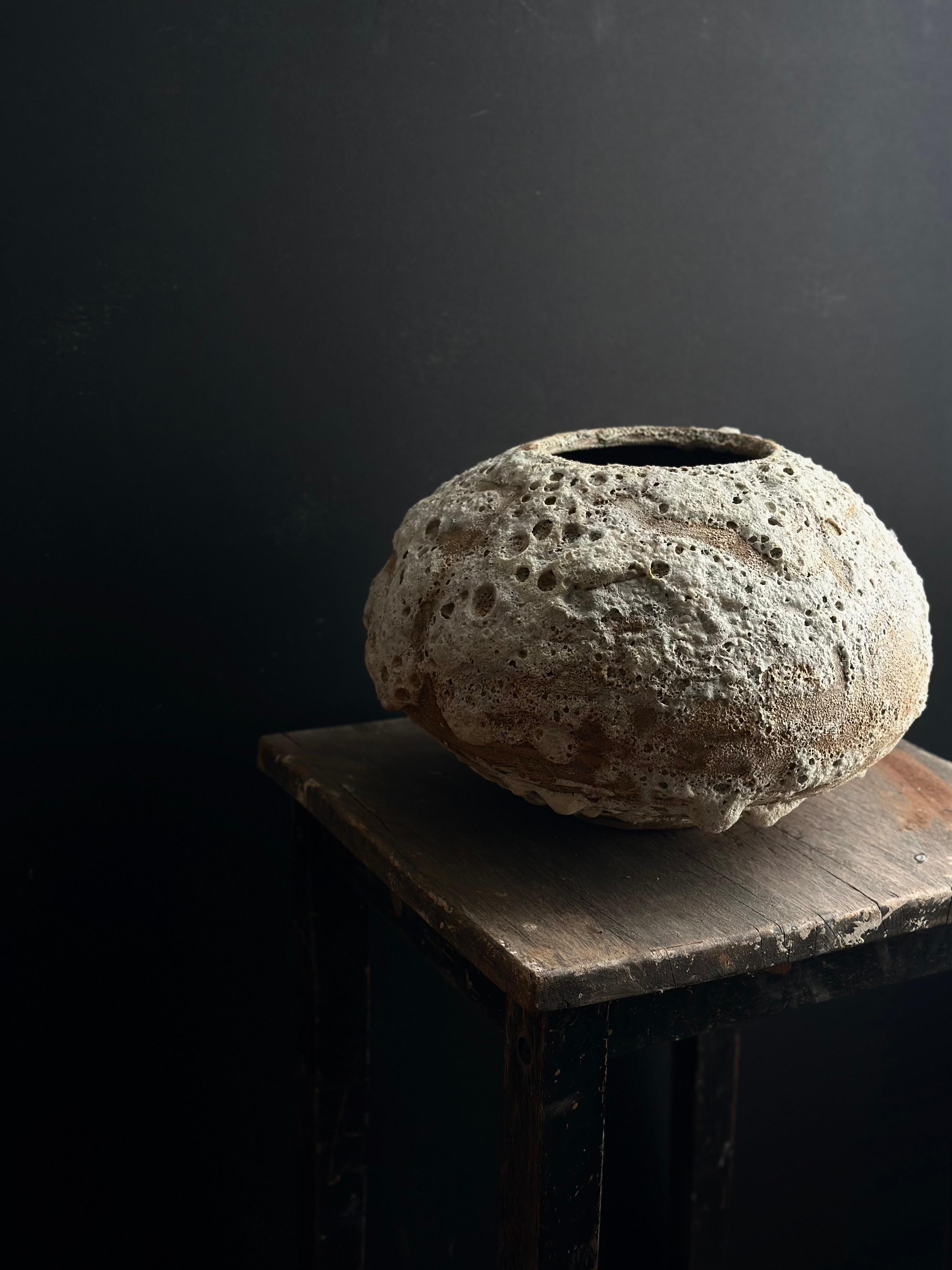 XXI secolo e contemporaneo Vaso in ceramica elegantemente scolpito per ambienti Wabi-Sabi e moderni in vendita
