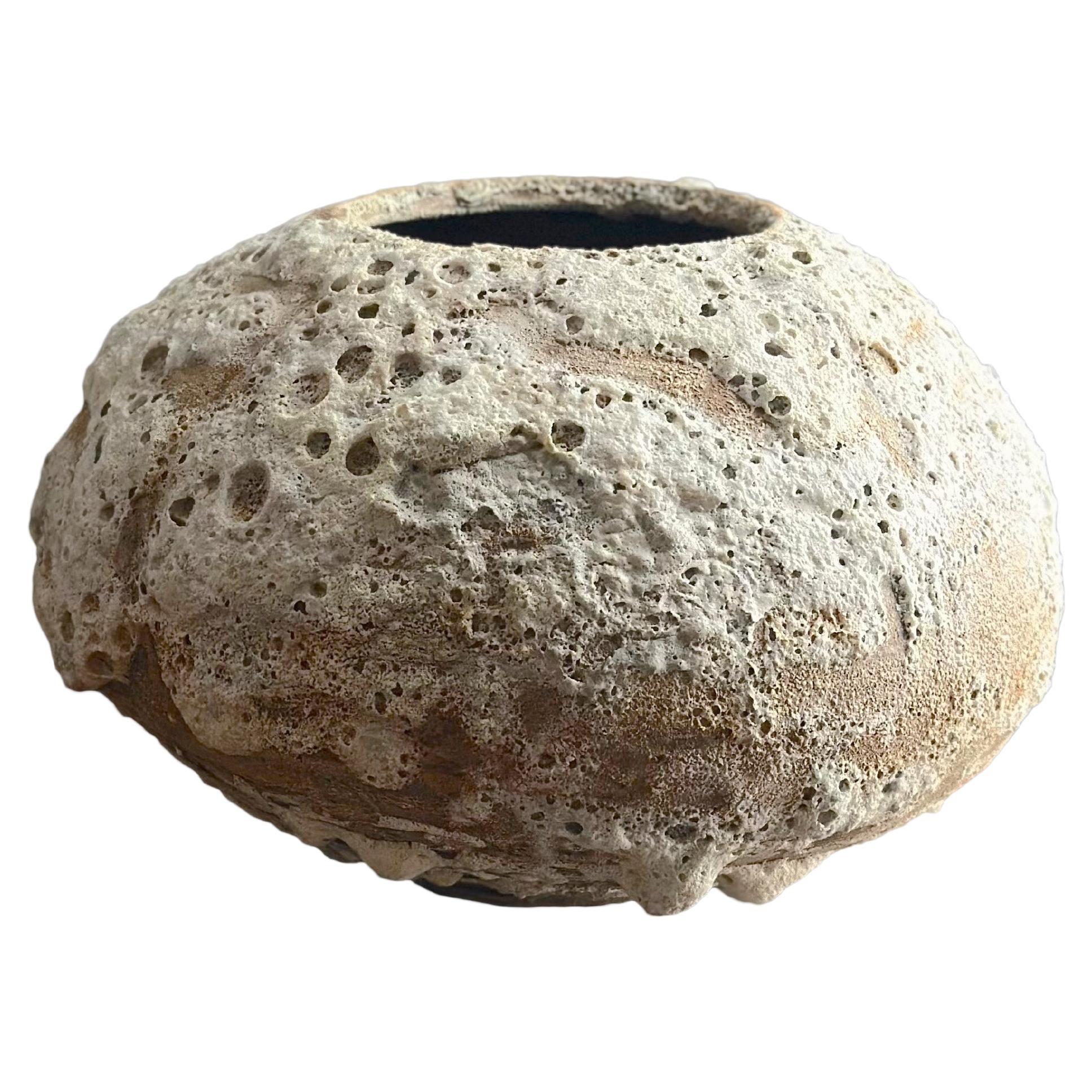 Vaso in ceramica elegantemente scolpito per ambienti Wabi-Sabi e moderni