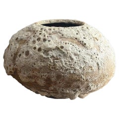 Vaso in ceramica elegantemente scolpito per ambienti Wabi-Sabi e moderni