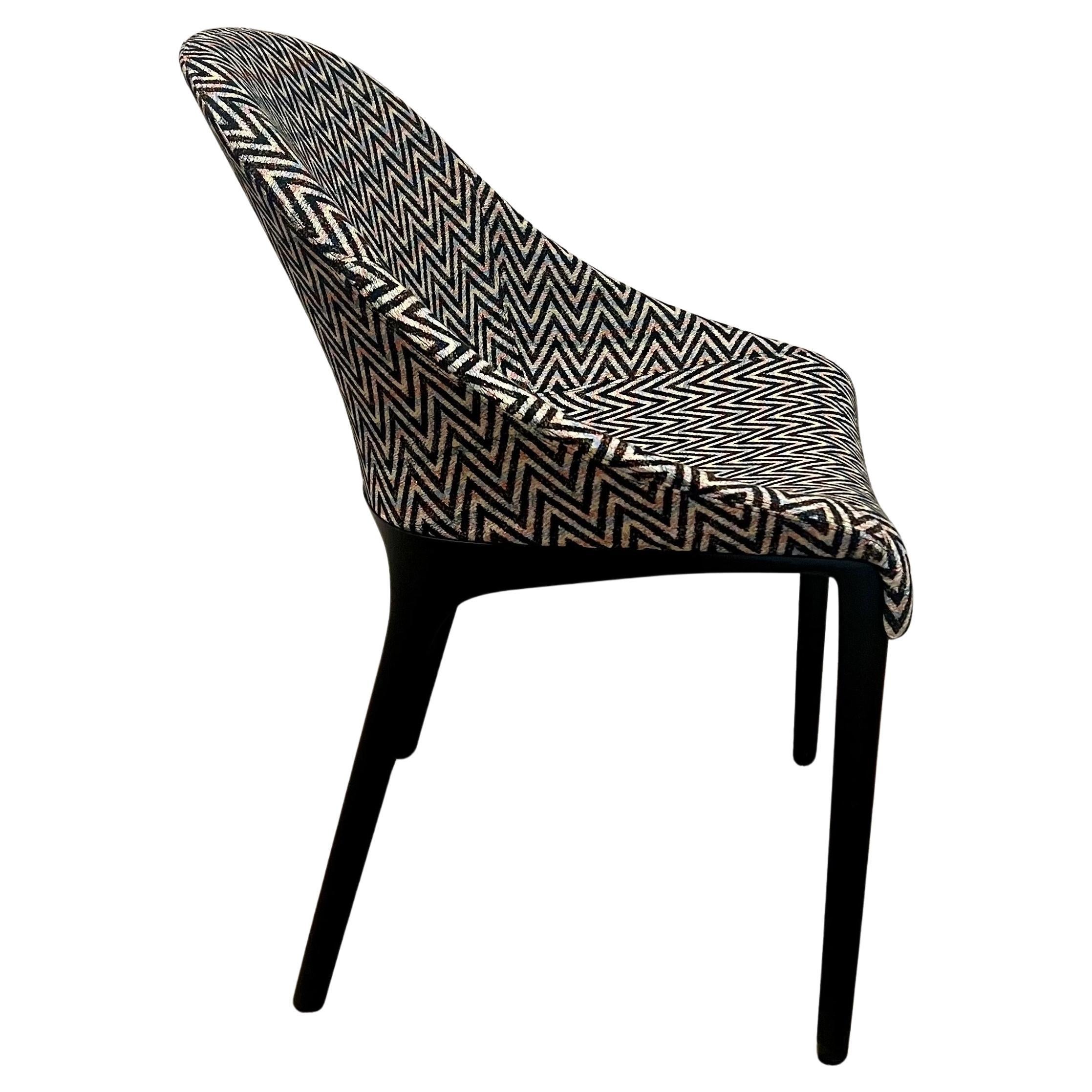 Las sillas auxiliares Eleganza Ela Missoni de Kartell tienen un armazón fabricado con tecnopolímero termoplástico reciclado post-industrial derivado de las cápsulas de café Illy. Diseñado por Philippe Starck, el asiento muestra los patrones de