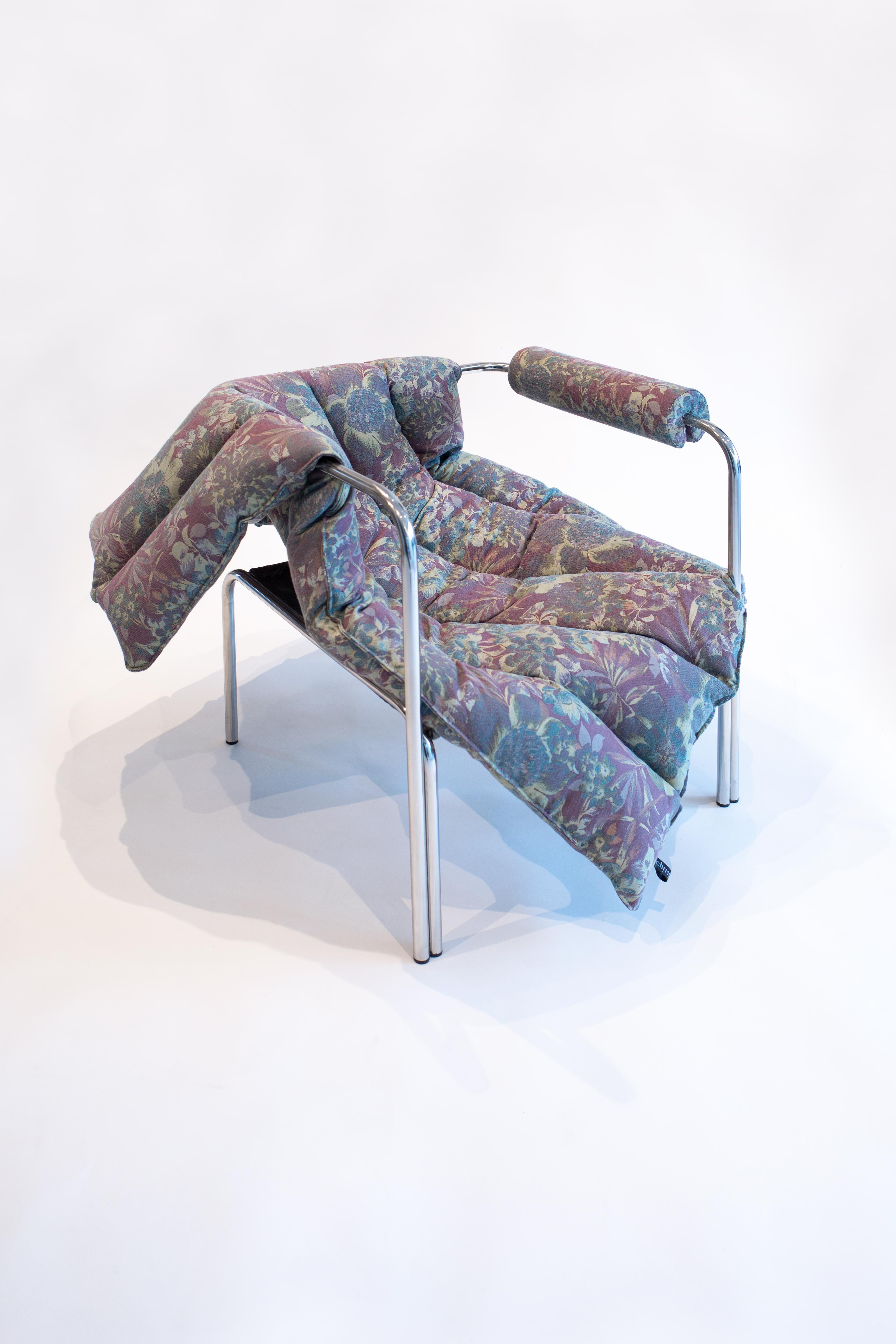 Européen ELEGG fauteuil tubulaire en acier inoxydable avec drapé matelassé à motifs floraux  en vente