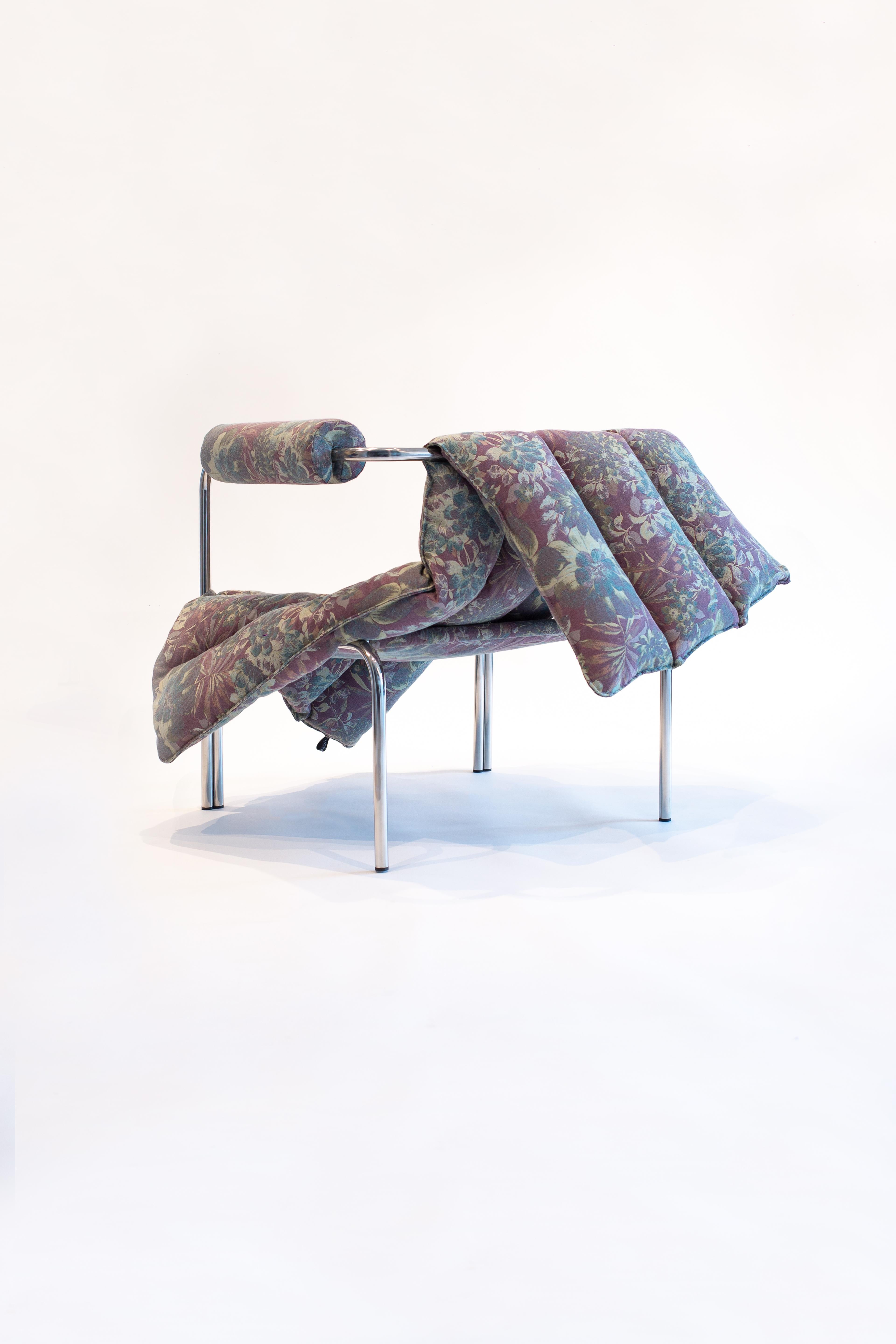 Brodé ELEGG fauteuil tubulaire en acier inoxydable avec drapé matelassé à motifs floraux  en vente