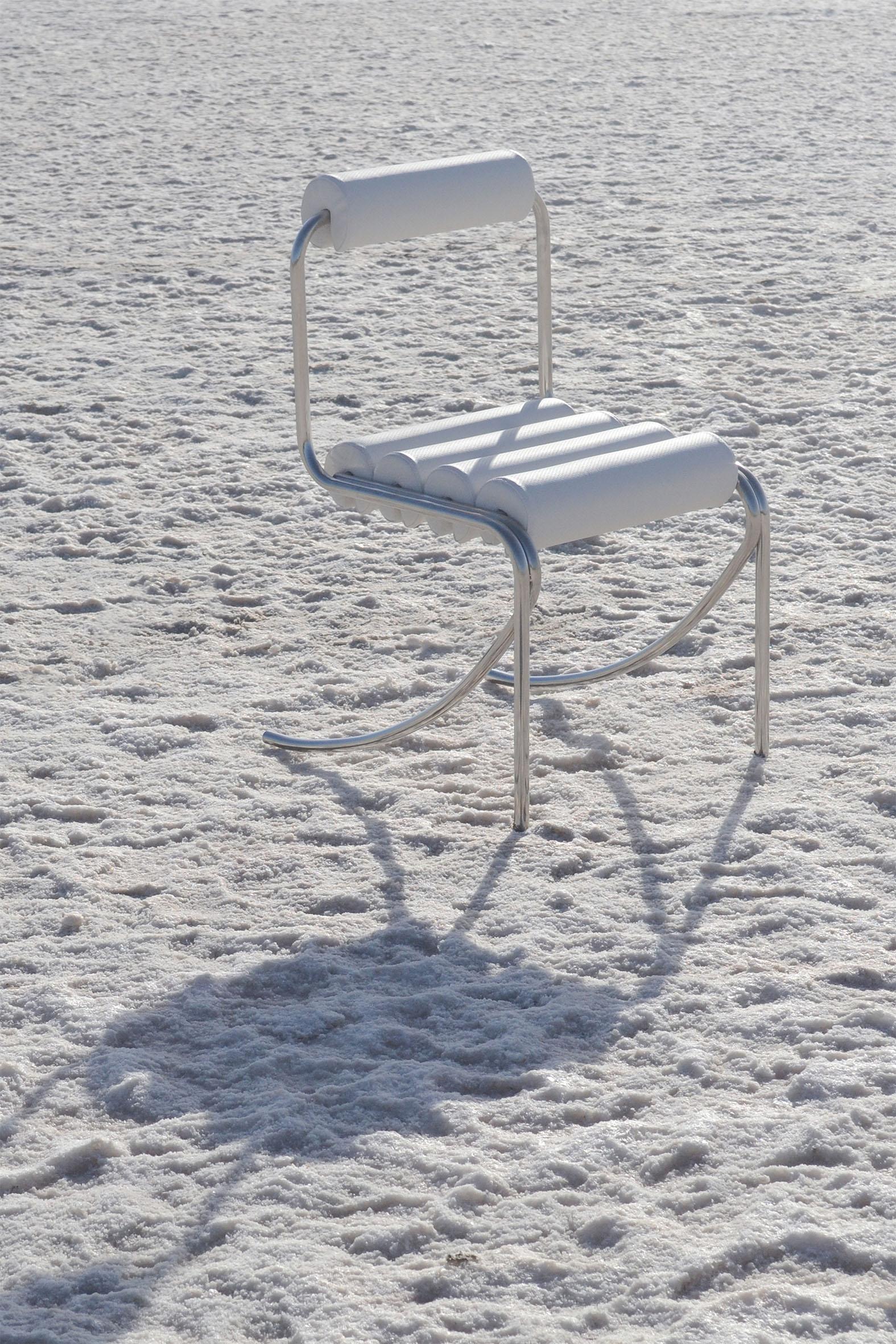 Elegg röhrenförmiger Stuhl B mit geschwungener Rückenlehne von Studio Christinekalia
Abmessungen: B 55 x T 50 x H 85 cm.
MATERIALIEN: Edelstahl, gepolstert mit Marineleder.

Streng in der Erscheinung, aber freundlich zum menschlichen Körper, folgt