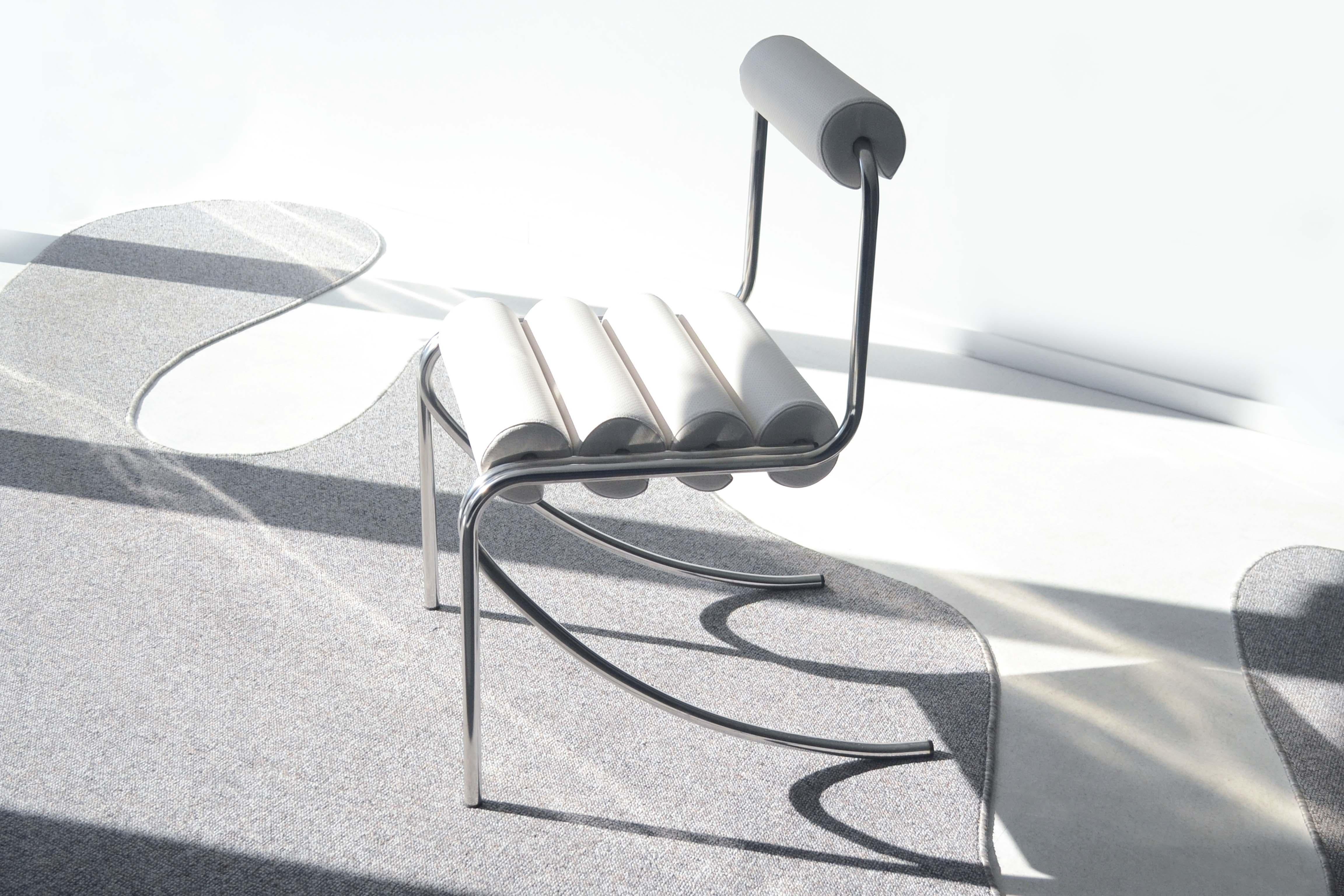 Elegg röhrenförmiger Stuhl B mit geschwungener Rückenlehne von Studio Christinekalia im Zustand „Neu“ im Angebot in Geneve, CH