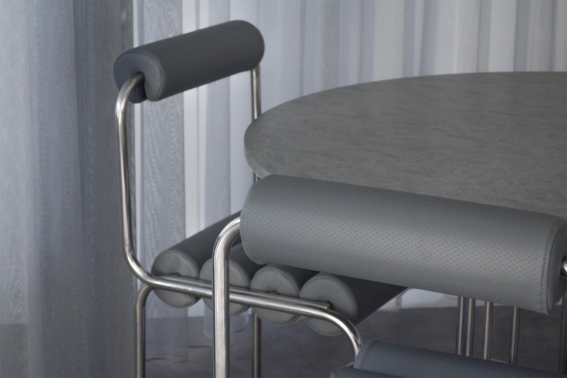 Elegg röhrenförmiger Stuhl B mit geschwungener Rückenlehne von Studio Christinekalia (Stahl) im Angebot