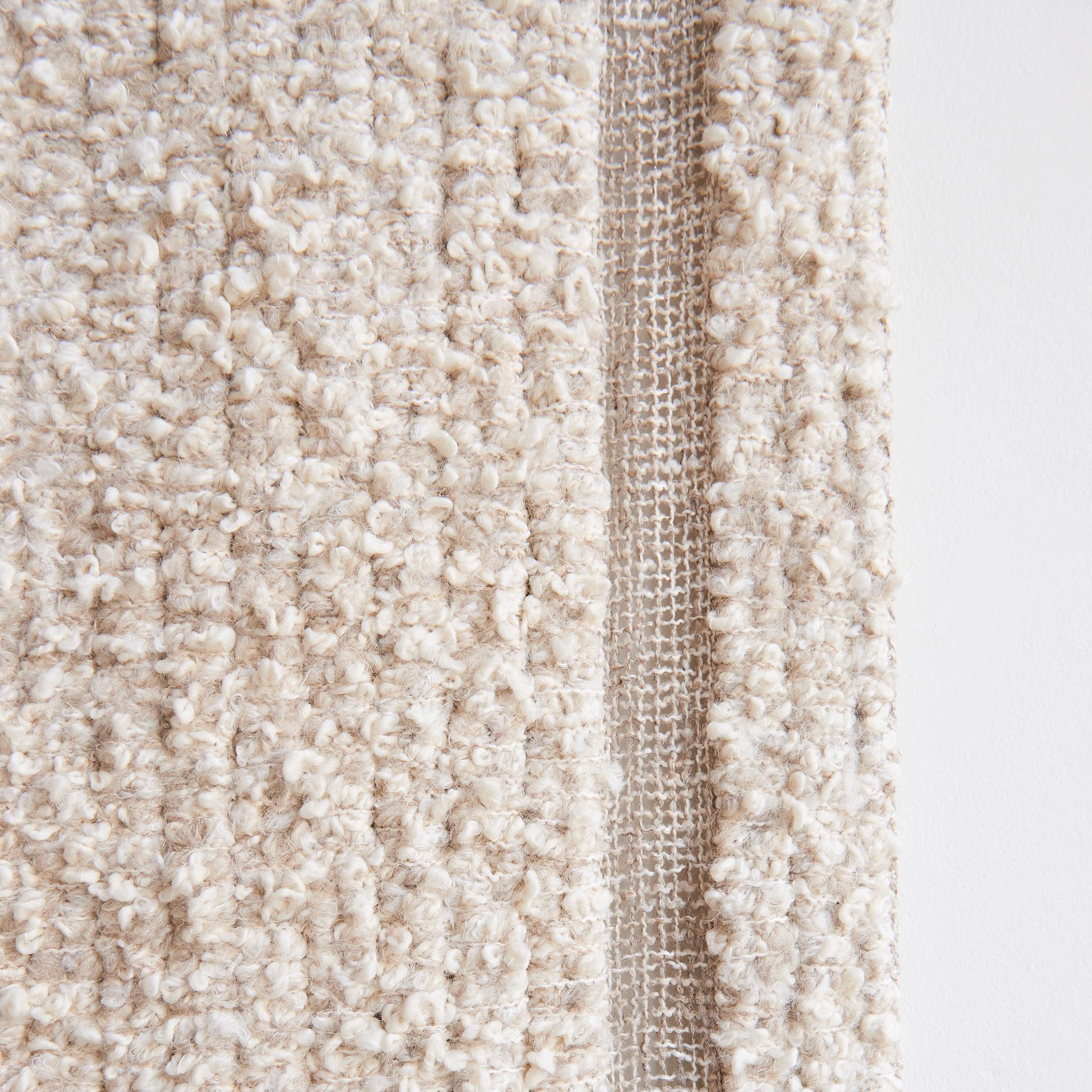 Element #1 Wandskulptur von Delphine Cobbaert
Abmessungen: B 47 x H 102 cm / B 37 x H 102 cm
MATERIALIEN: Wolle, Leinen, Mohair, Jute. 

Delphine Cobbaert ist eine belgische Textilkünstlerin, Designerin und Kunsthandwerkerin. Ihr künstlerischer Weg